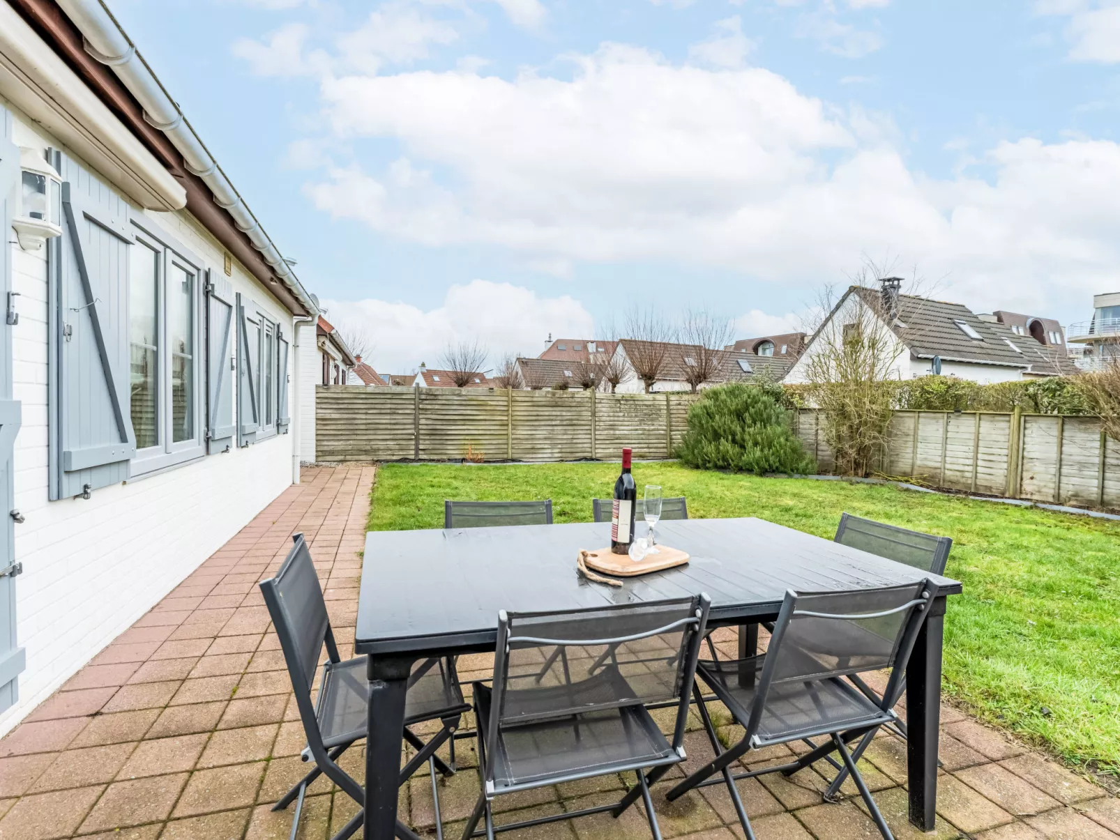 Strandhuis with parking - Buiten