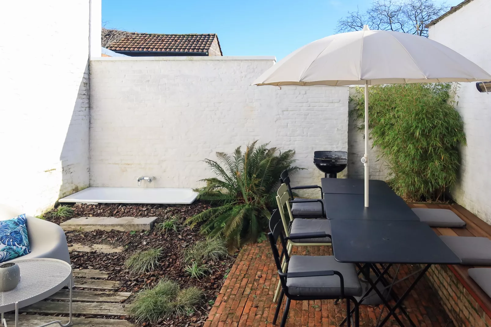 Cosy Courtyard House Hasselt - Tuinen zomer