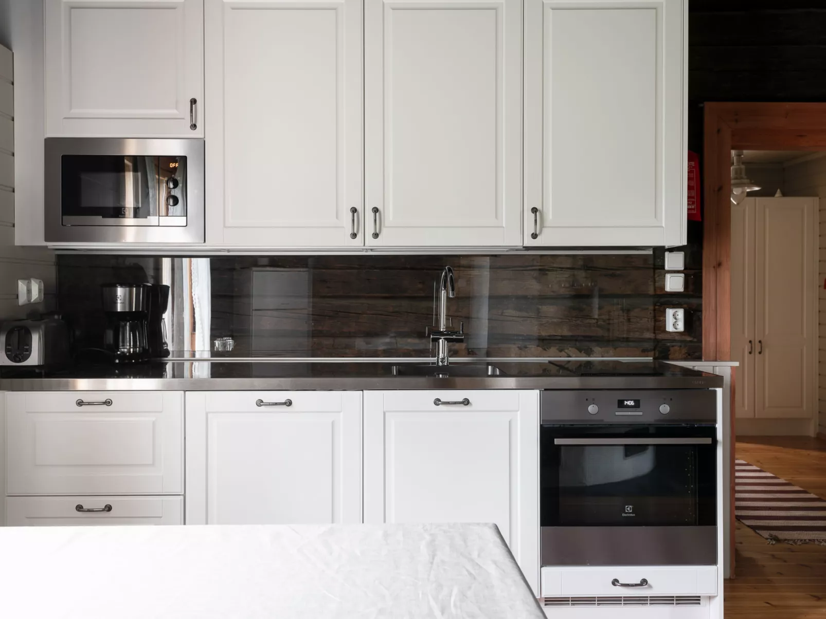 Virtaan väentupa - Binnen