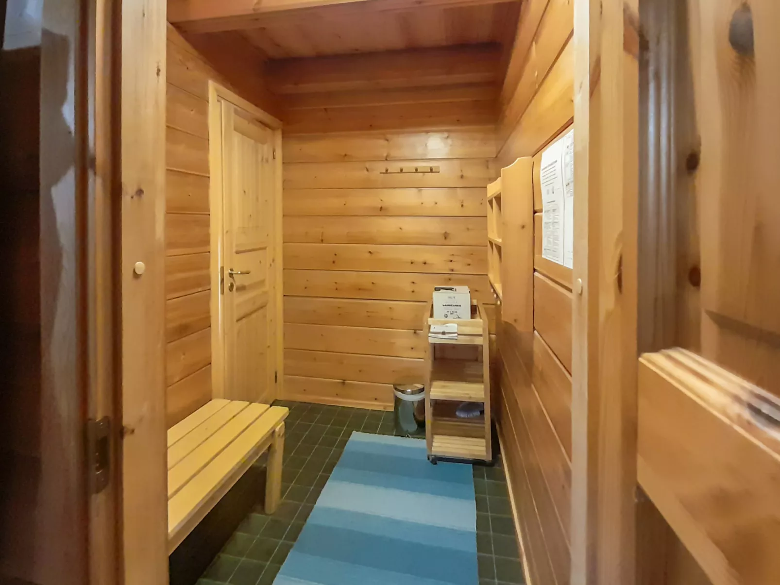 Hallanhelmi a paritalo - Binnen