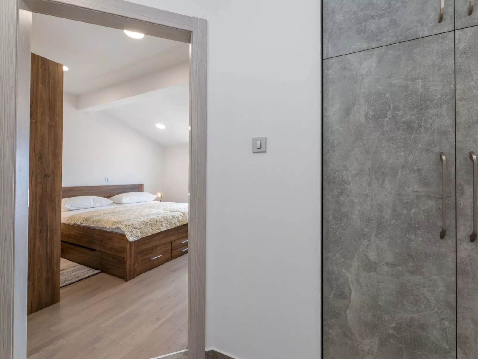 The View / HR-10479-01 - Image-tags.info