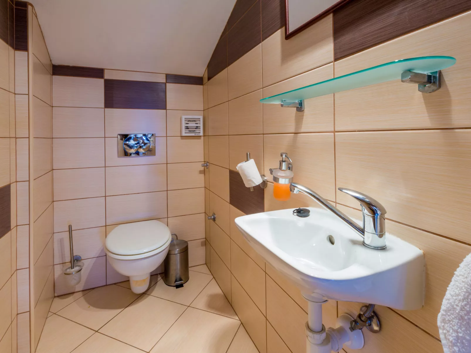 JASMINKA LONCARIC 2 / HR-08891-02 - Image-tags.info