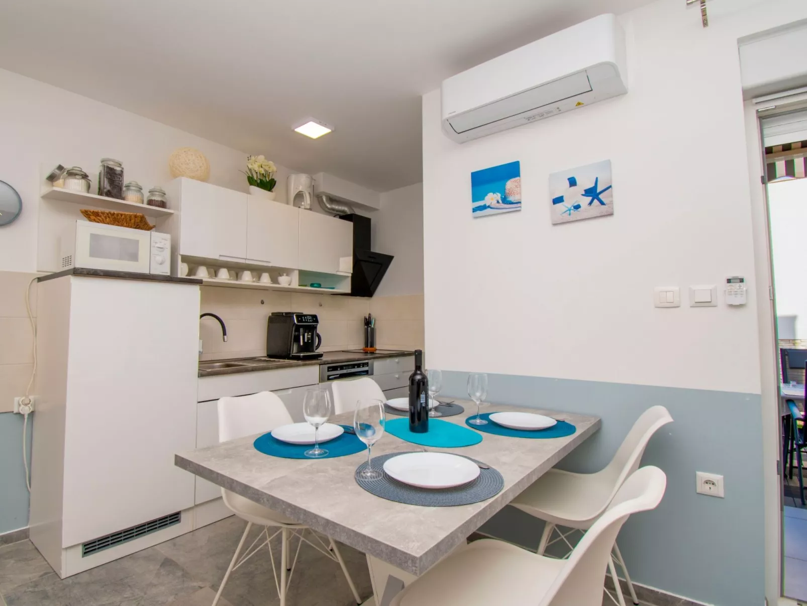 Apartment Near the Sea - Binnen