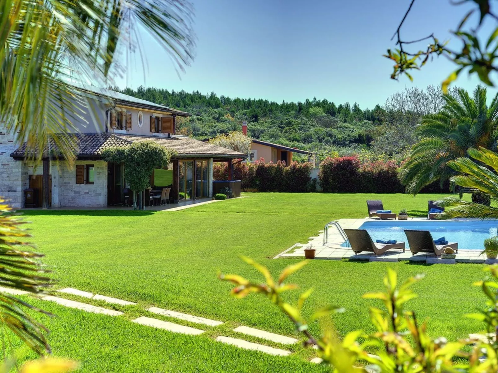 Villa Sunny Flowers - Image-tags.info