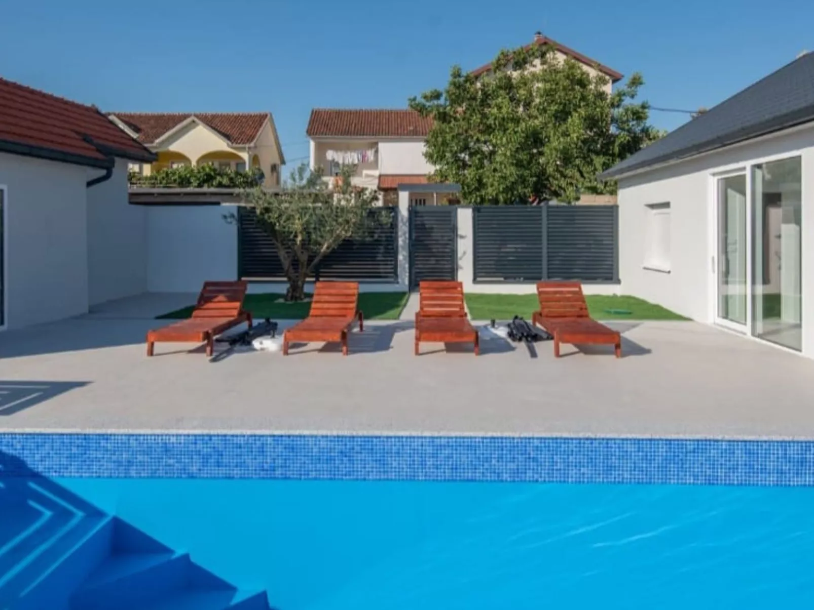 "Luxury Grey house" - Buiten