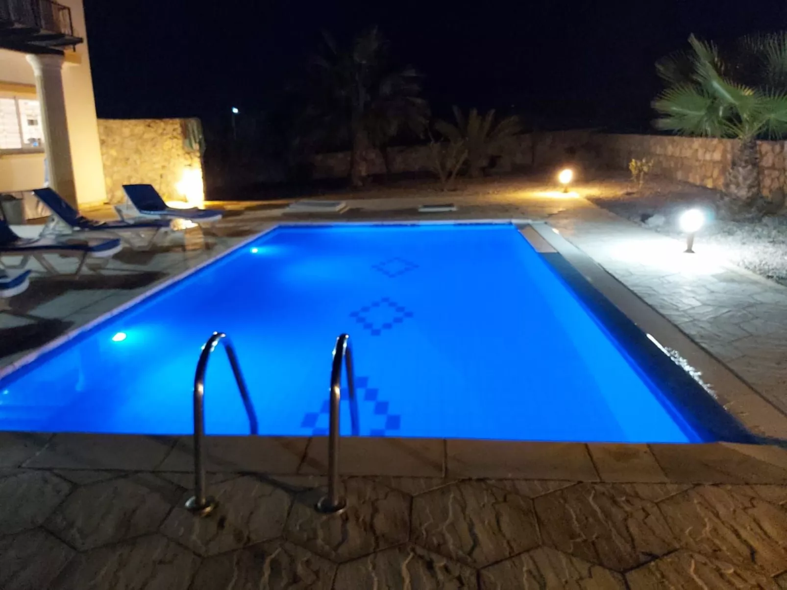 Ferienvilla mit Blick auf das Wasser - Image-tags.info