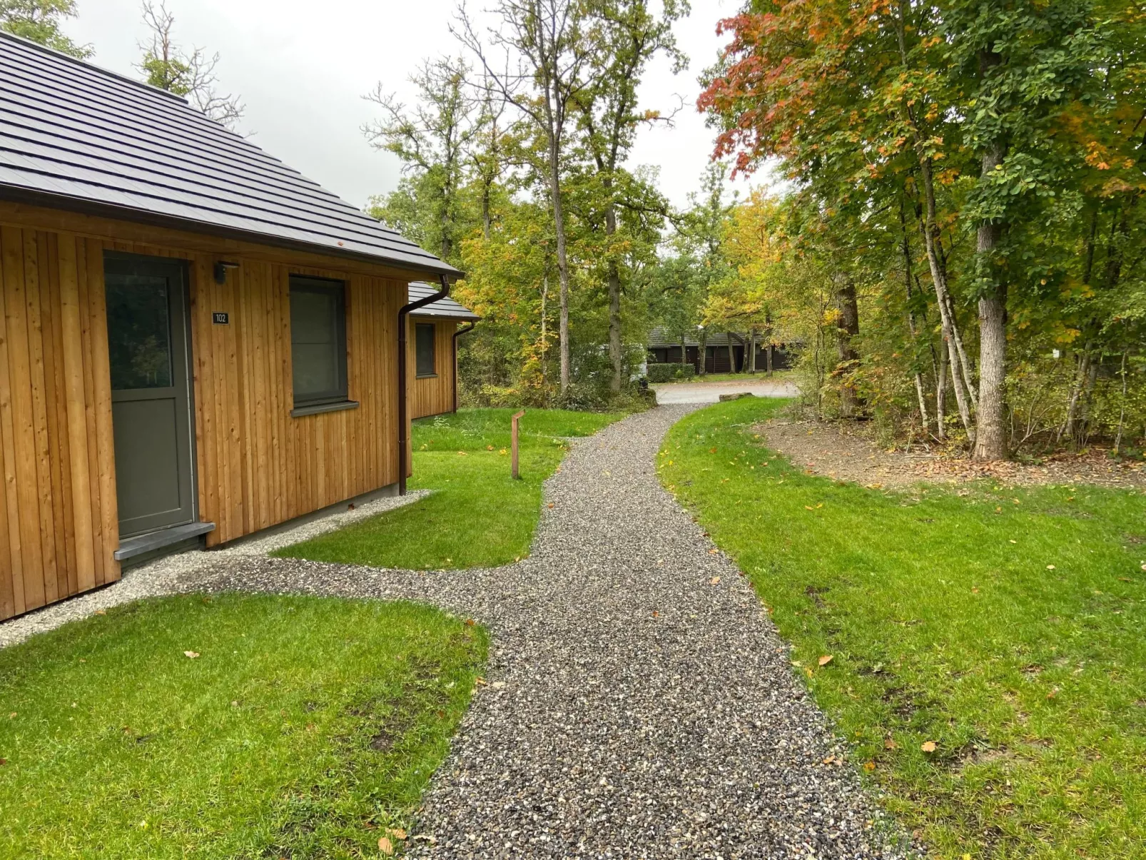 Modernes Chalet für 4 Personen in einem Waldpark - Buiten