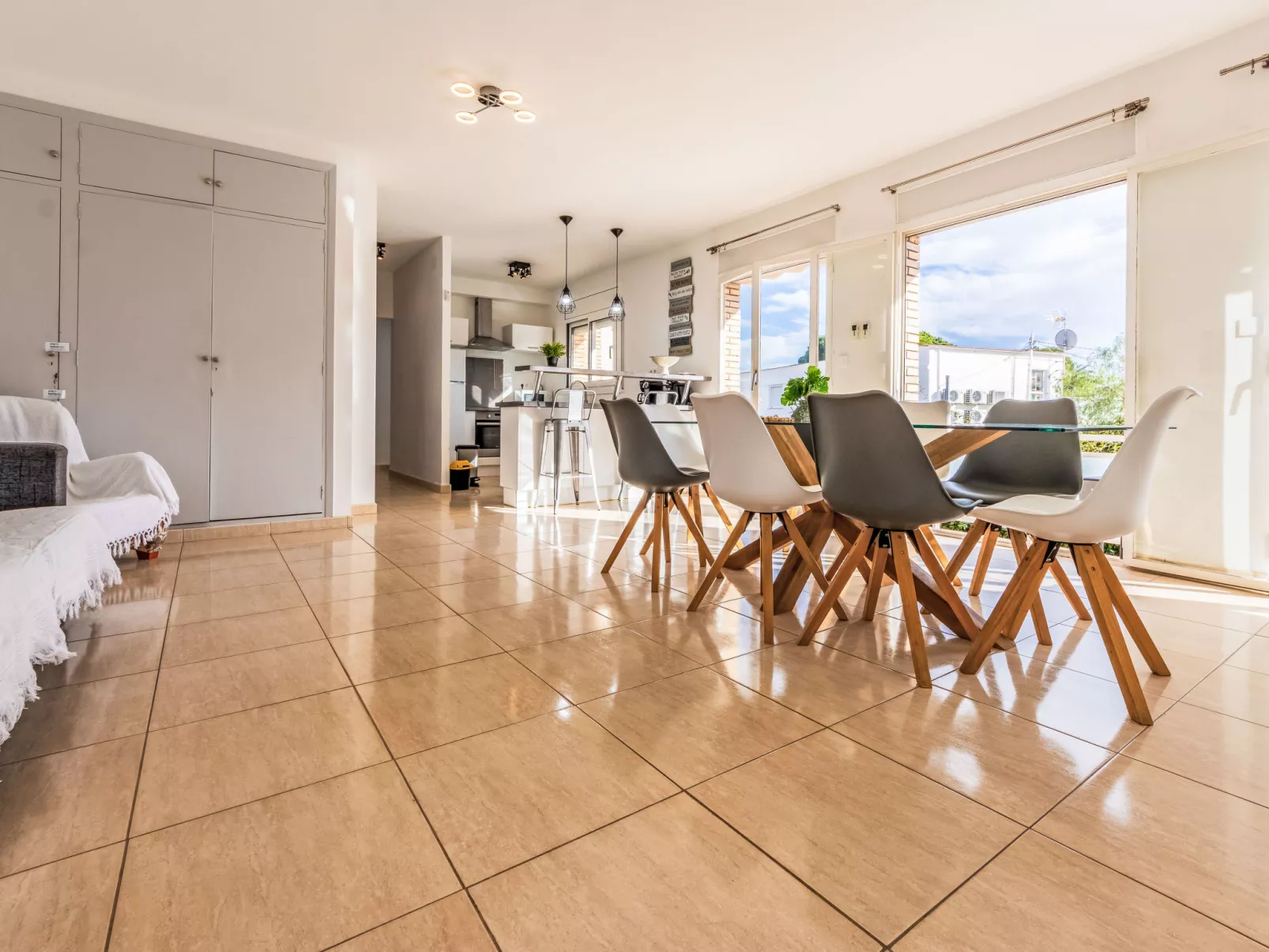 Higini Angles - Binnen