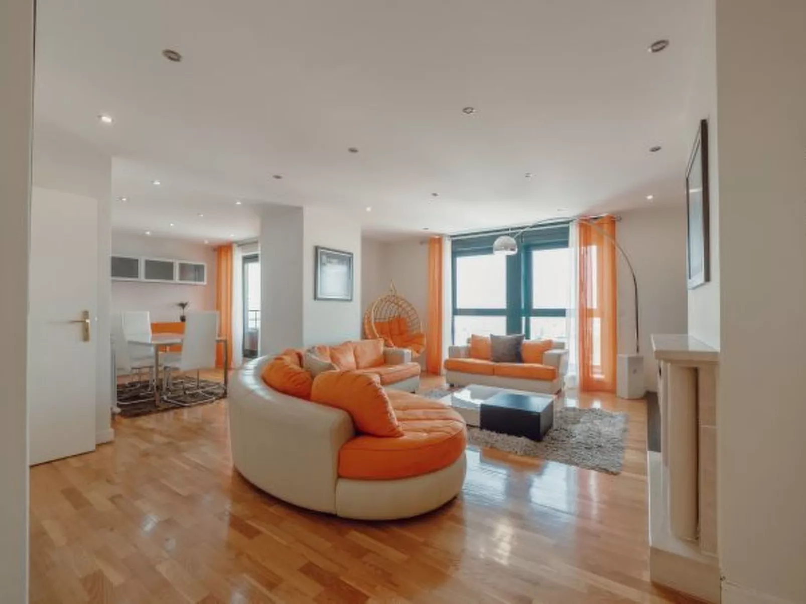 DOWNTOWN GRAND TOWER VIEW by VACATIONY - Binnen