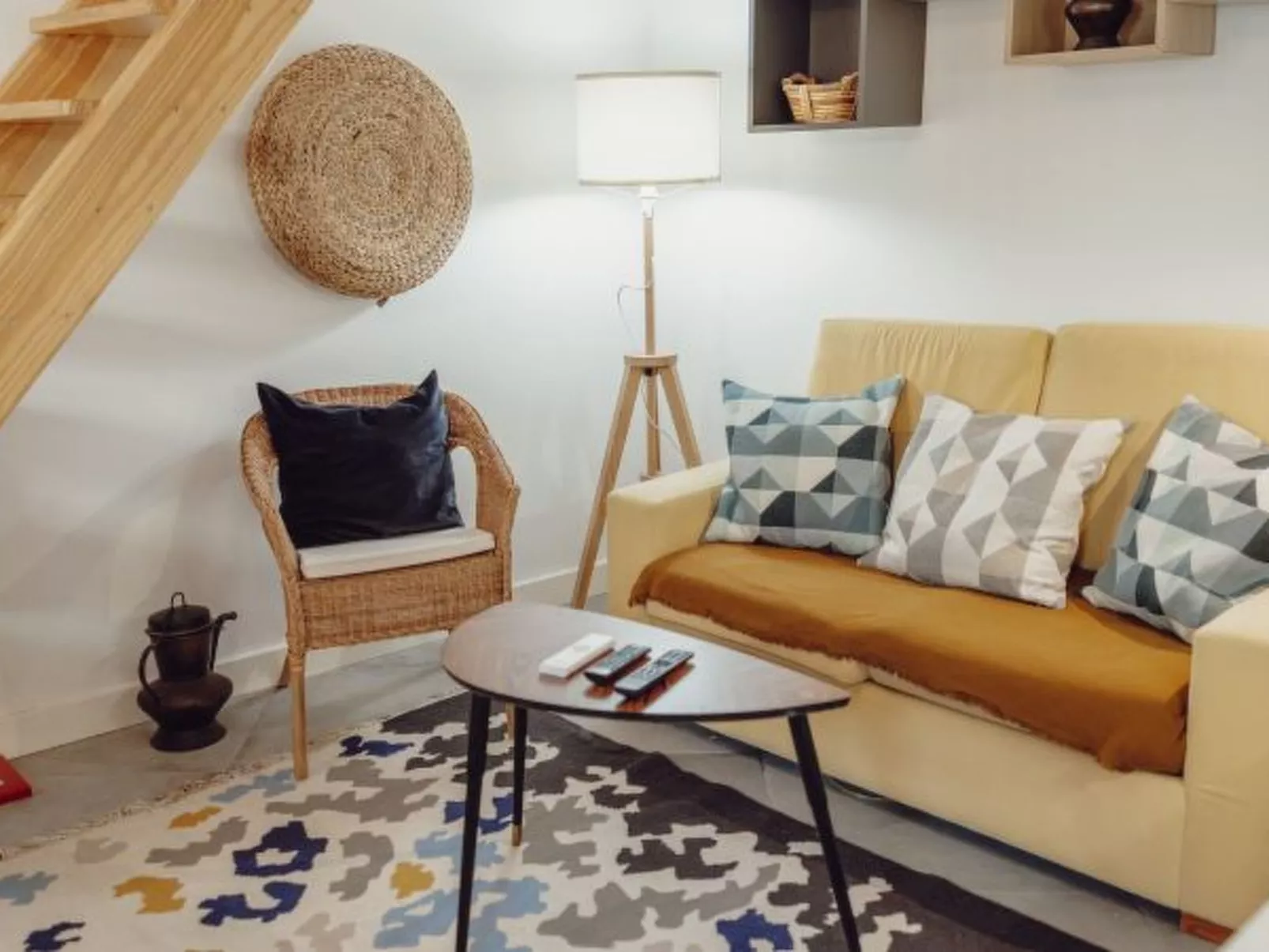 MEZZANINE STYLISH APARTMENT H by VACATIONY - Binnen