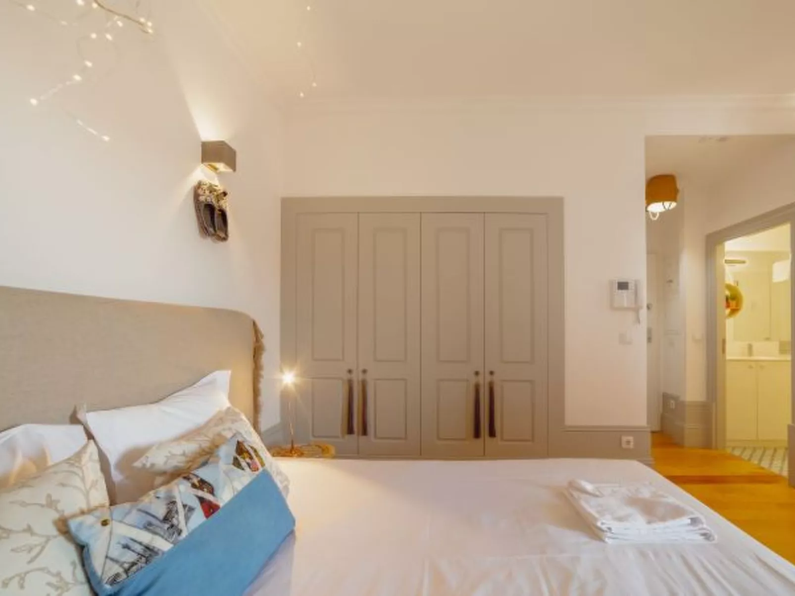 DOWNTOWN MODERN STUDIO with TERRACE by VACATIONY - Binnen