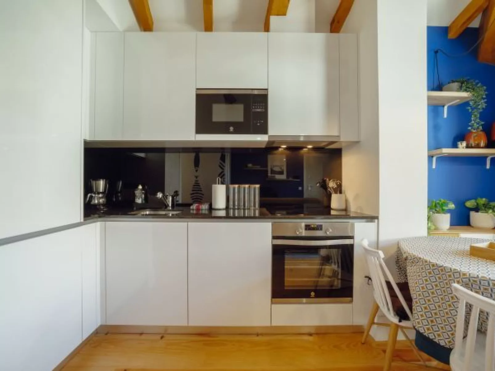 DOWNTOWN PRIME with TERRACE by VACATIONY - Binnen