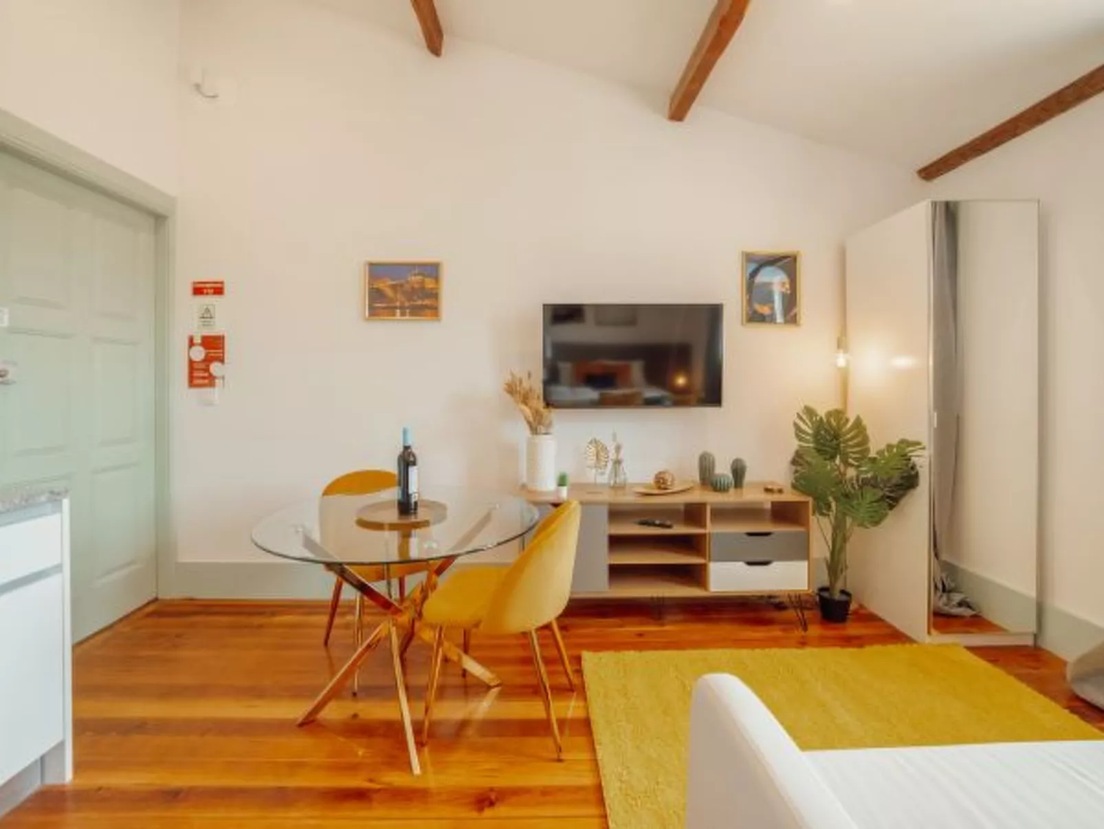 DOWNTOWN SUITE G by VACATIONY - Binnen