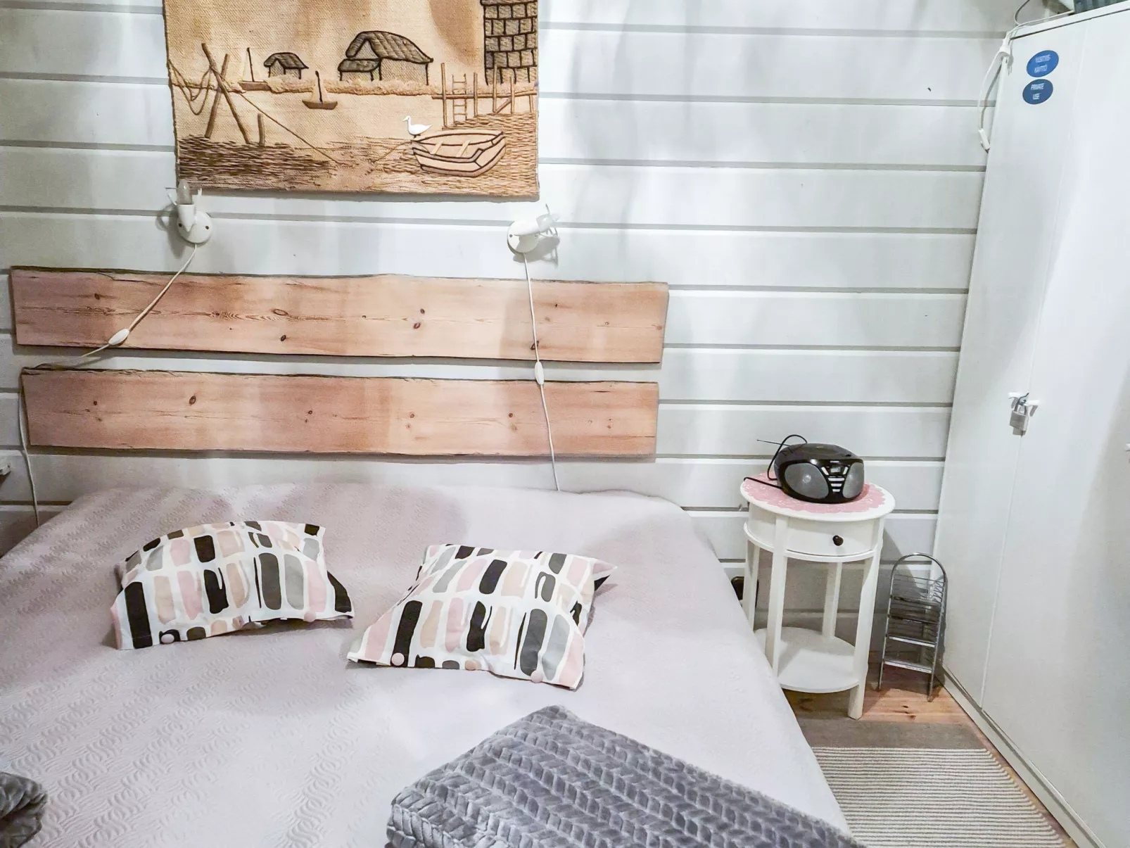 Mustalampi 5 satakieli - Binnen