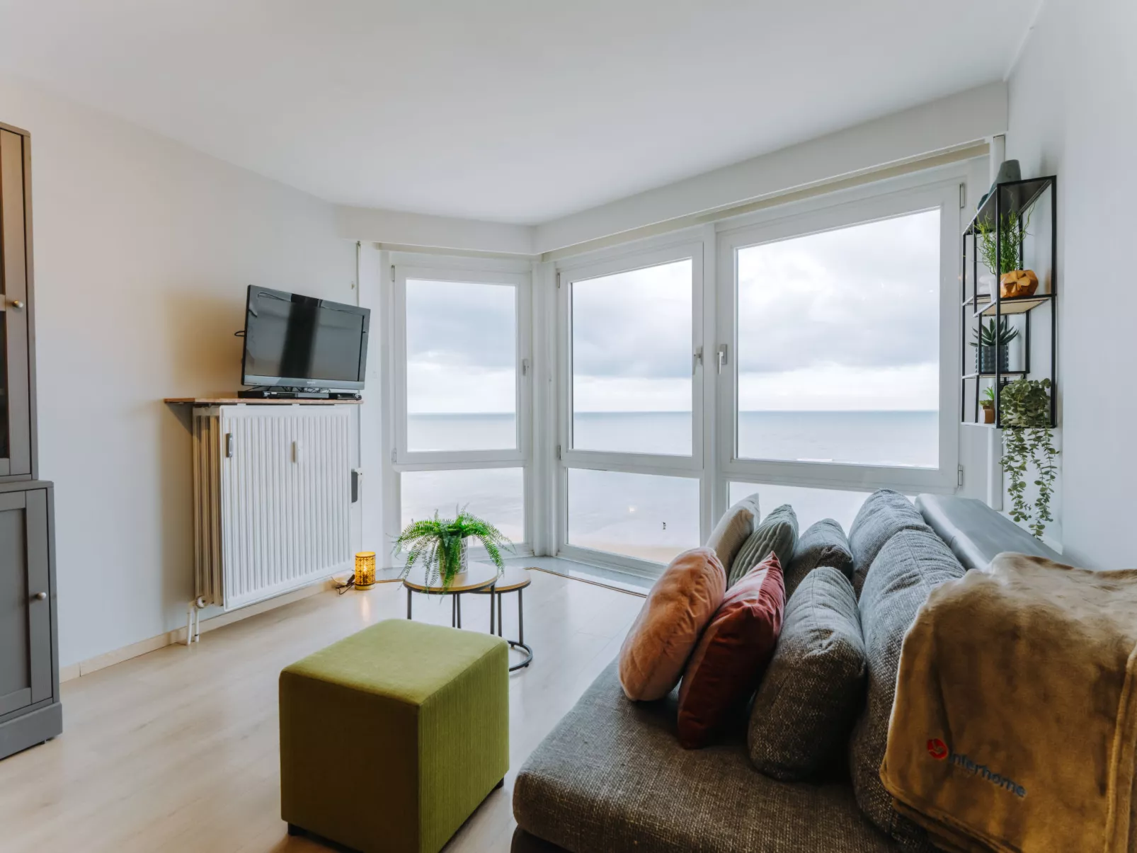 Sea view west - Binnen