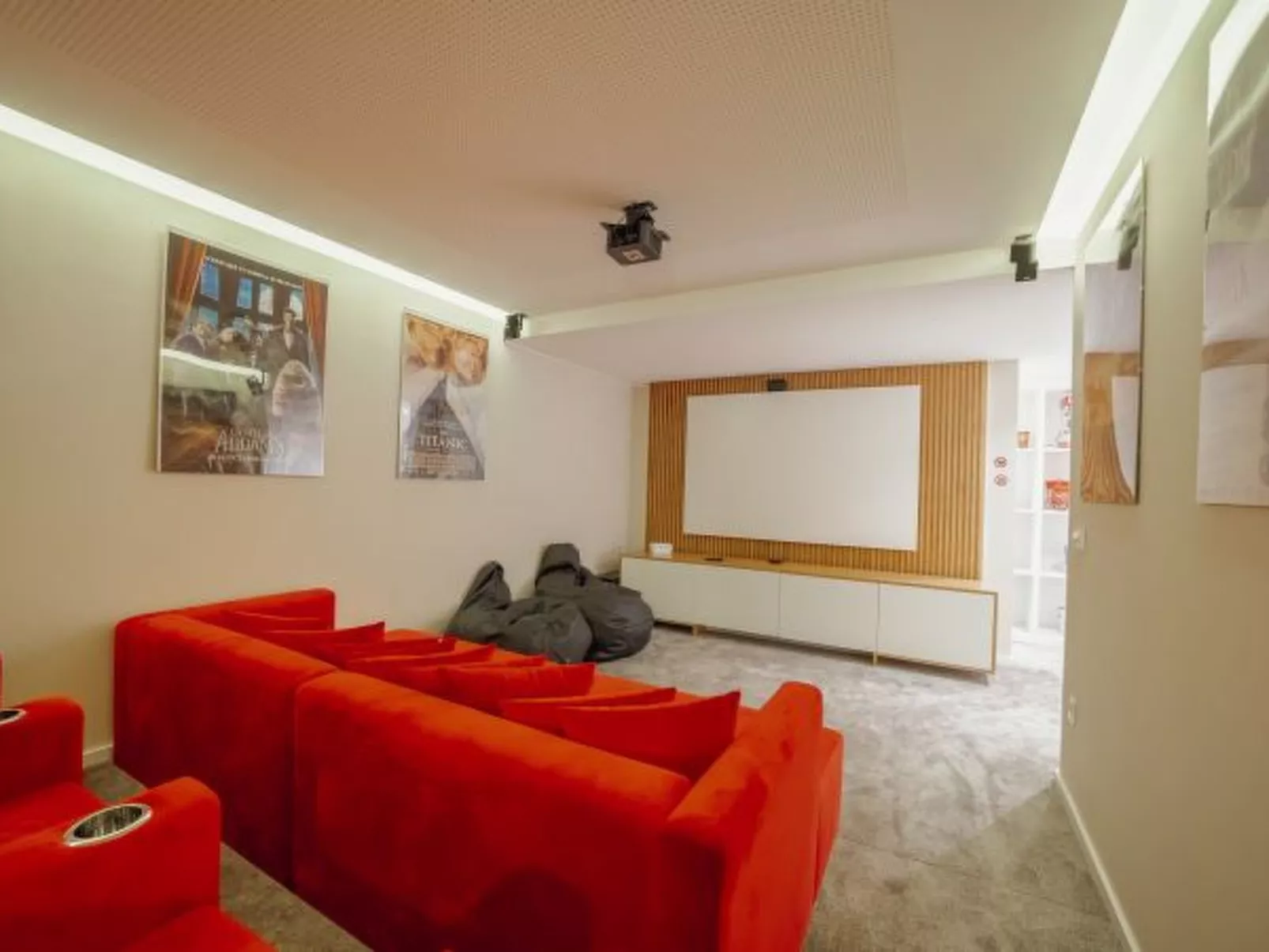 POOL & CINEMA VILLA by VACATIONY - Binnen