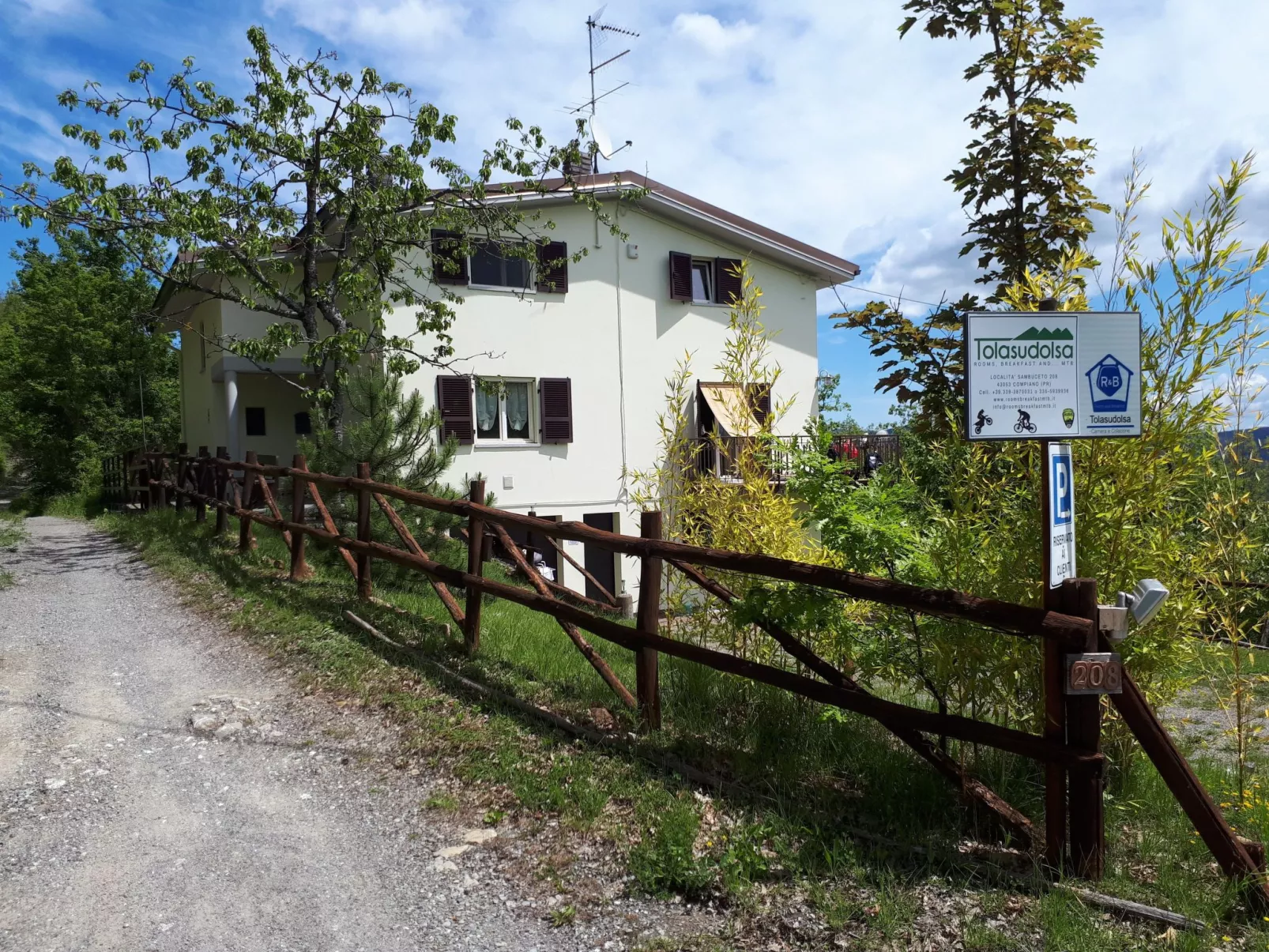 Ferienzimmer in Tolasudolsa Zimmer Frühstück - Buiten