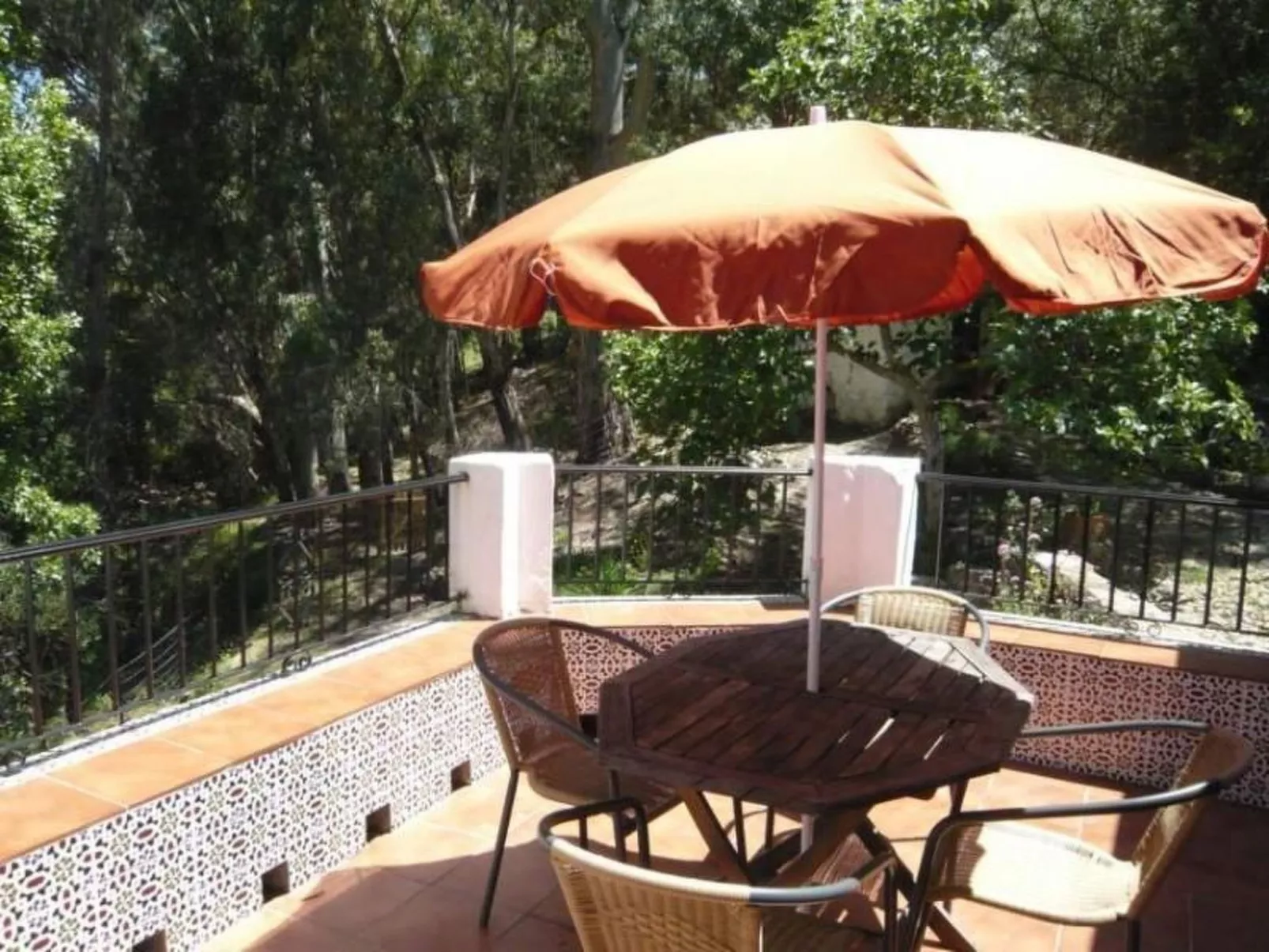 Mit Terrasse in der Nähe eines Wasserfalls - Buiten