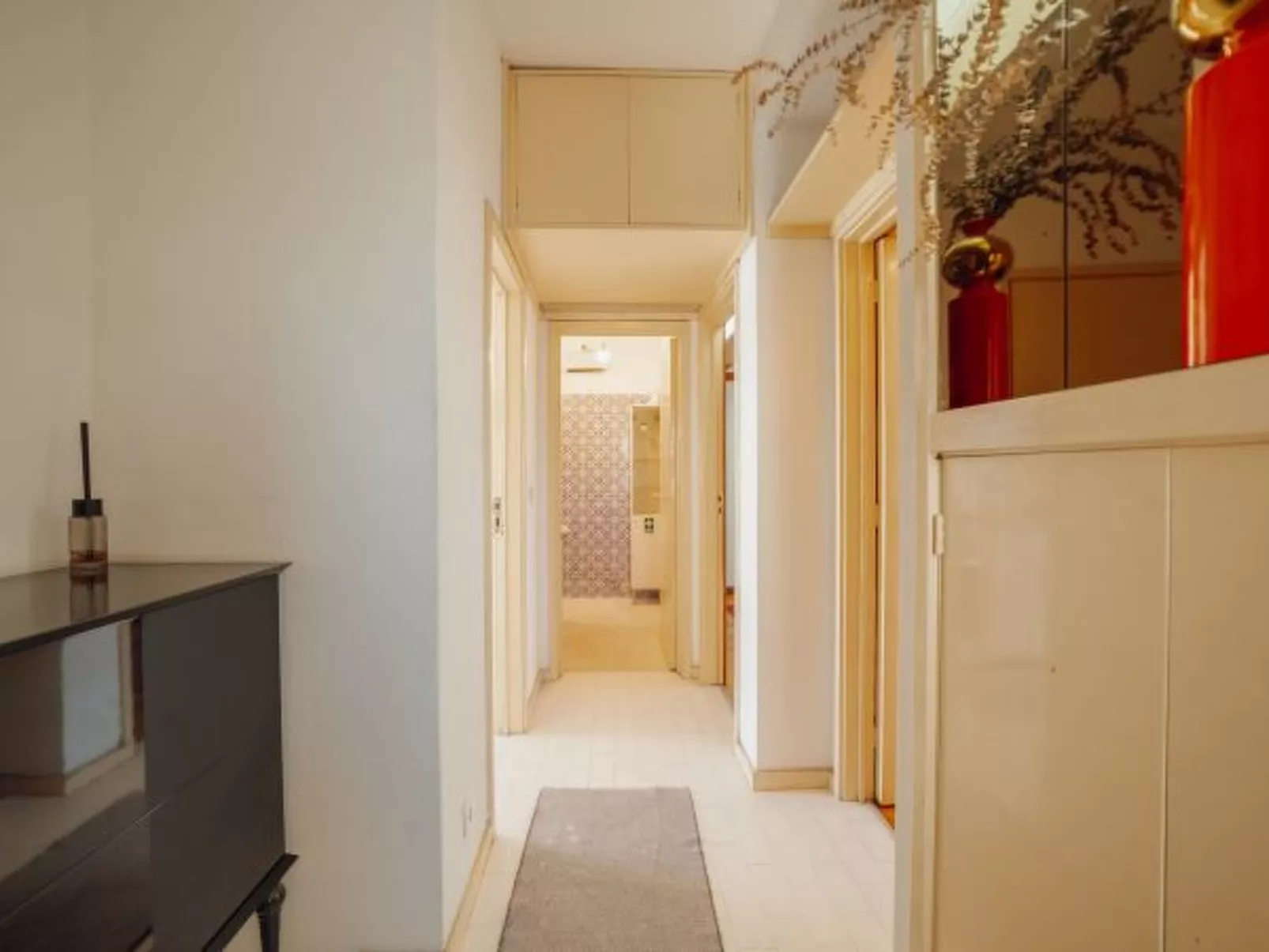 DOWNTOWN CLASSIC WITH TERRACE by VACATIONY - Binnen