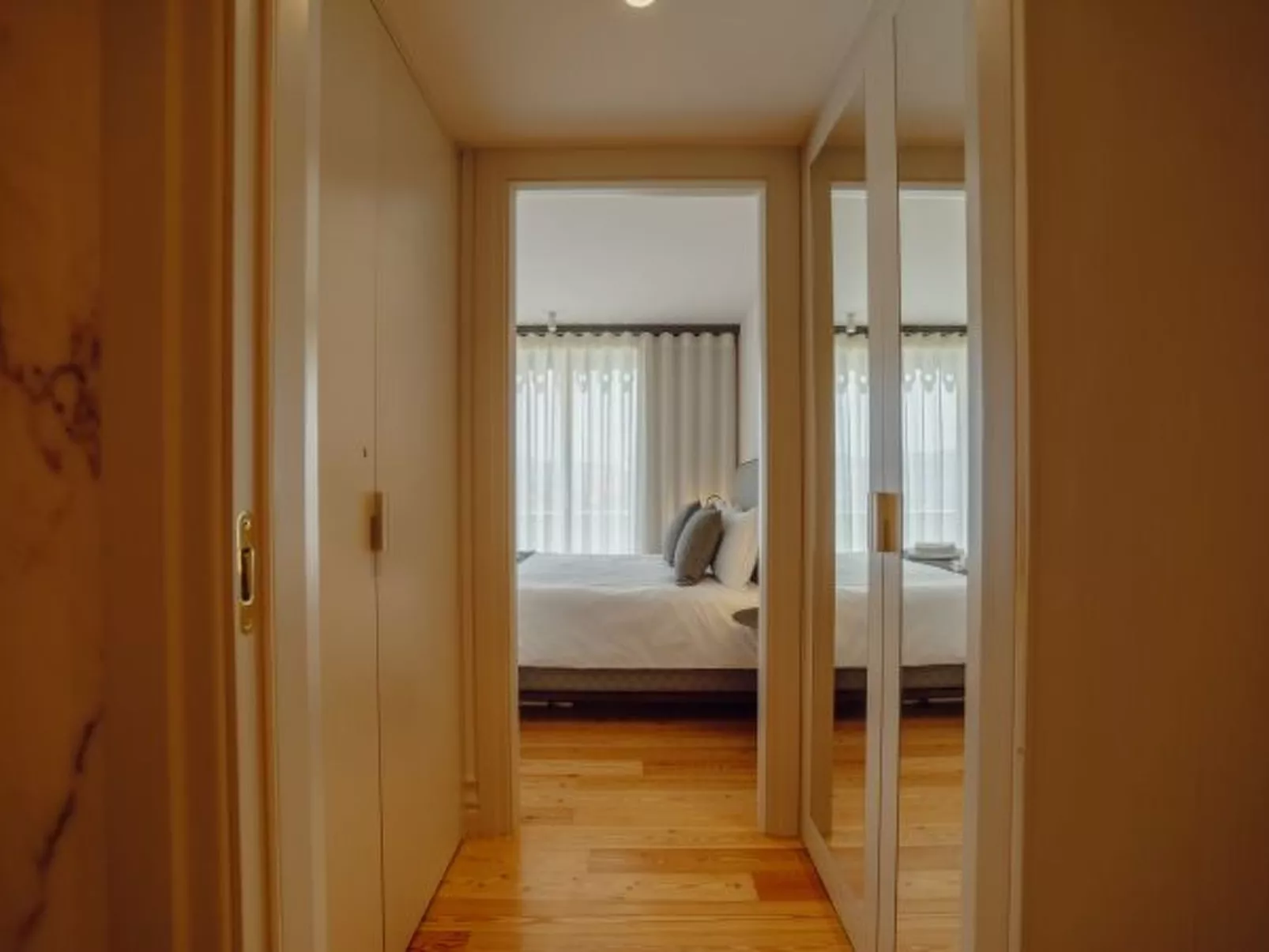 DOWNTOWN PENTHOUSE with RIVER VIEW by VACATIONY - Binnen