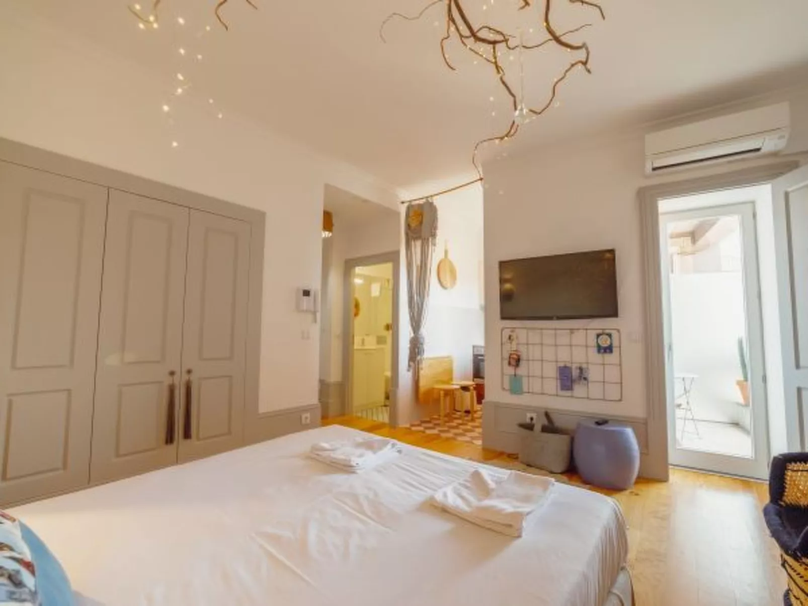 DOWNTOWN MODERN STUDIO with TERRACE by VACATIONY - Binnen