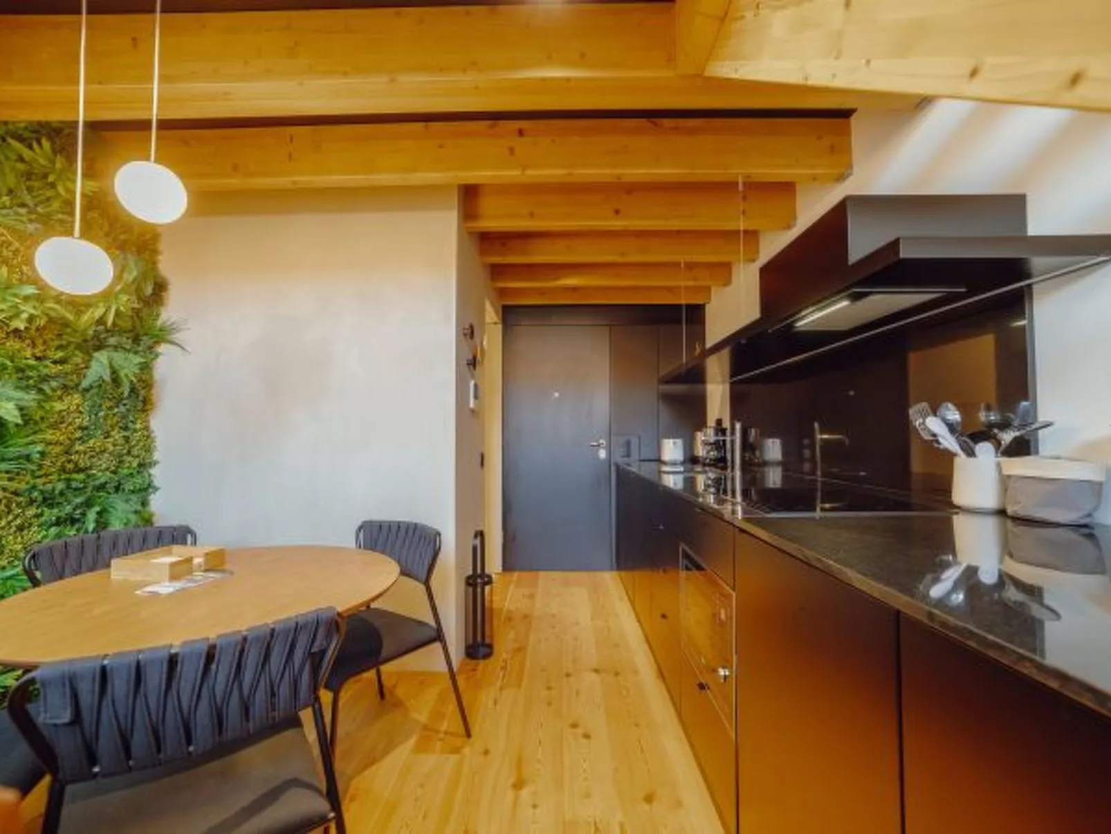 ELEGANT DOWNTOWN APARTMENT by VACATIONY - Binnen