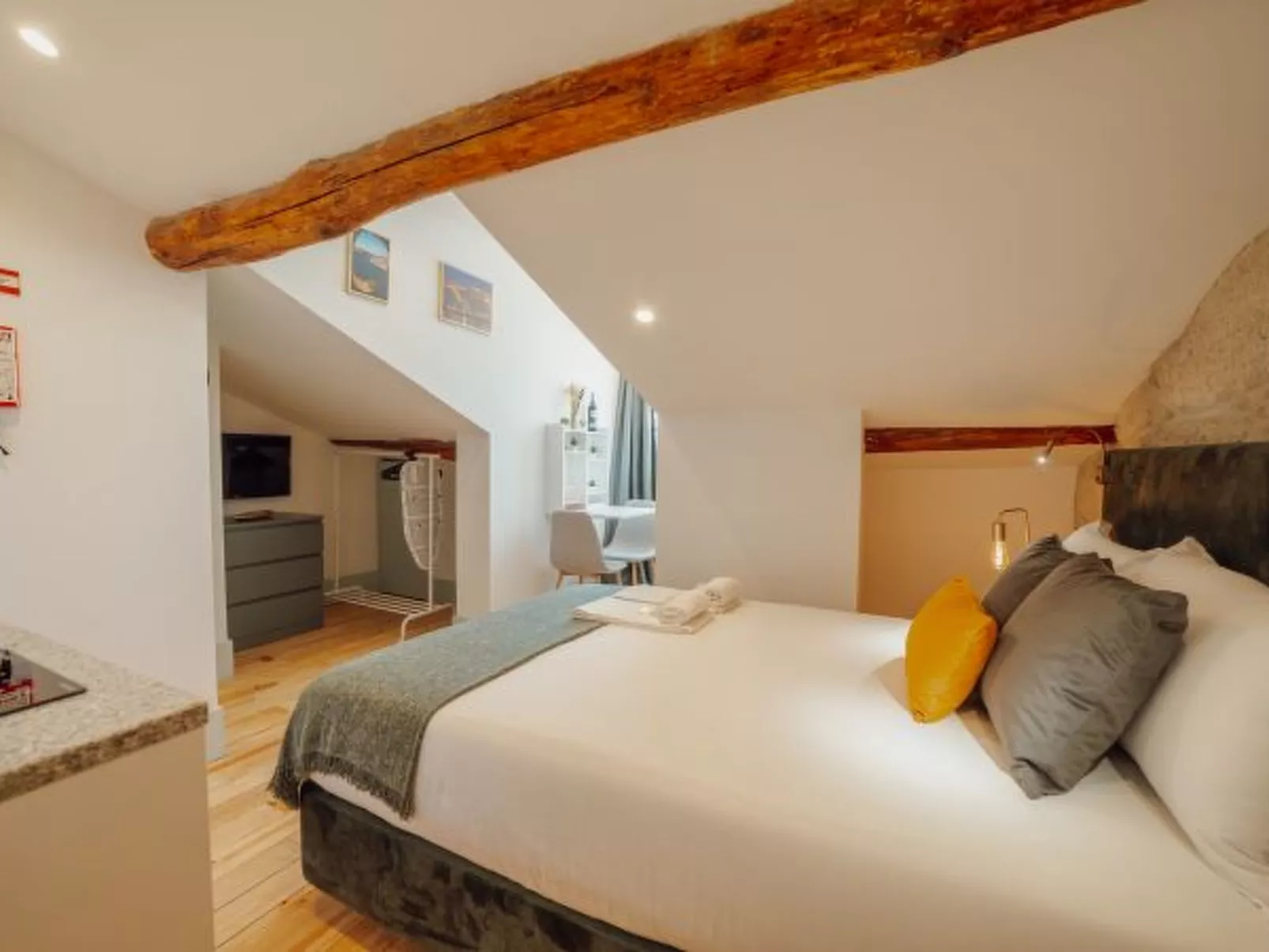 DOWNTOWN SUITE F by VACATIONY - Binnen