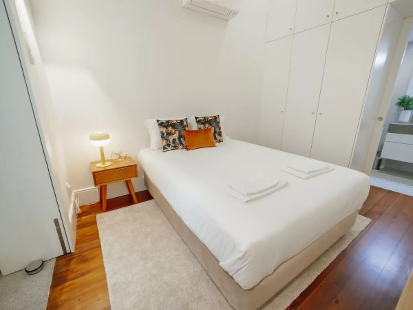 HOME WITH A POOL by VACATIONY - Binnen