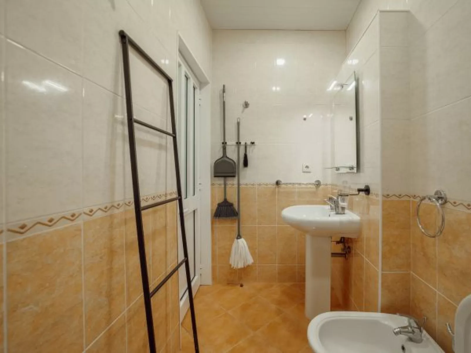 CITY CENTER COMFORT APARTMENT A by VACATIONY - Binnen