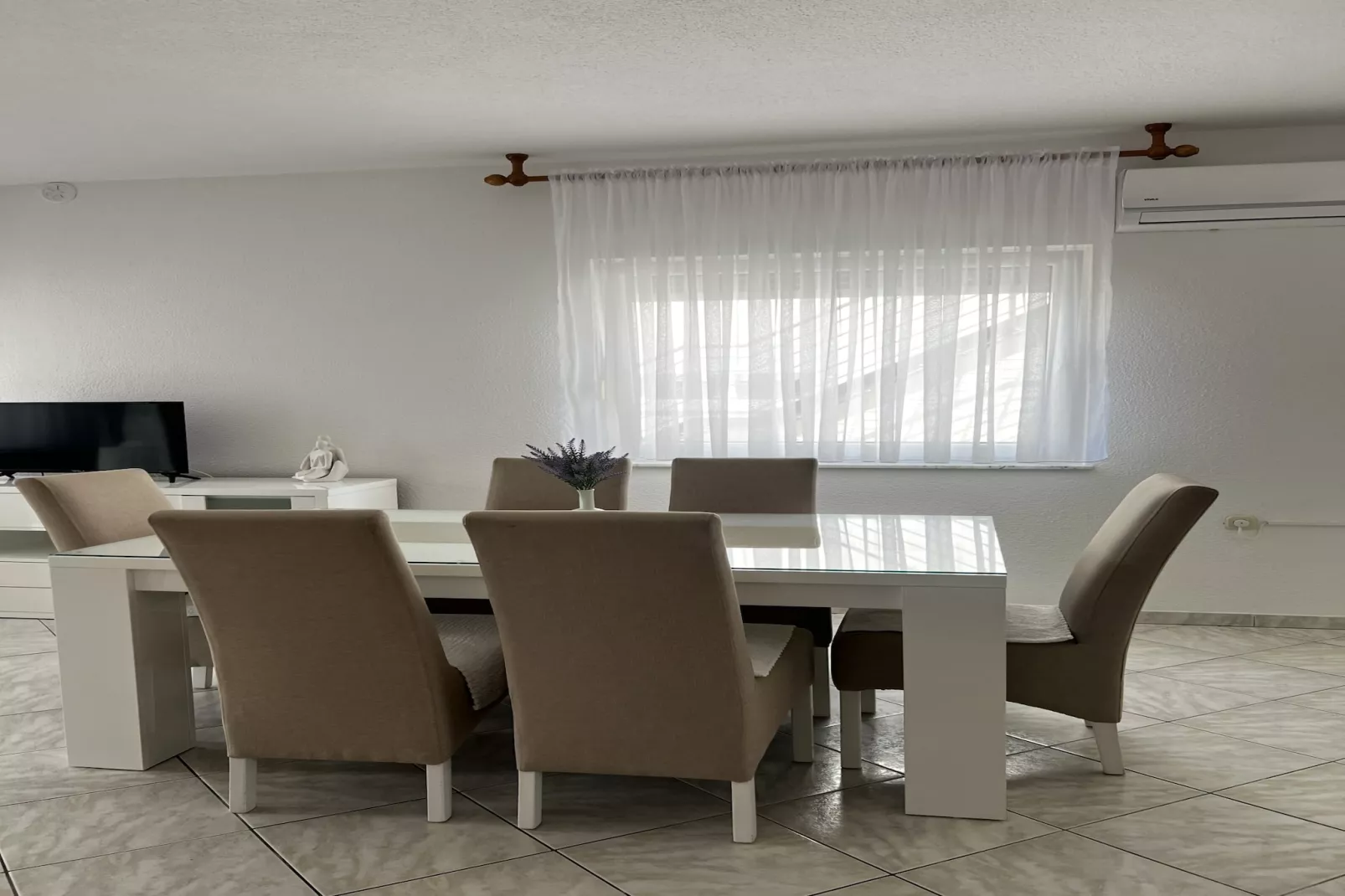 Apartment Lavaran 1 - Eetkamer