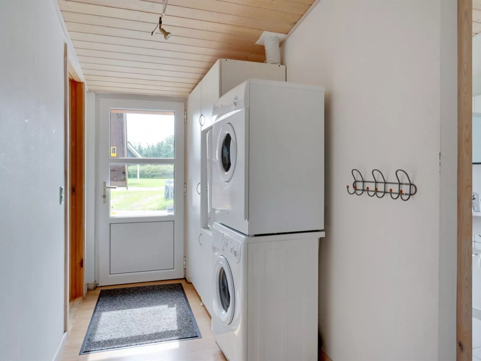 "Alvi" - 400m to the fjord - Binnen