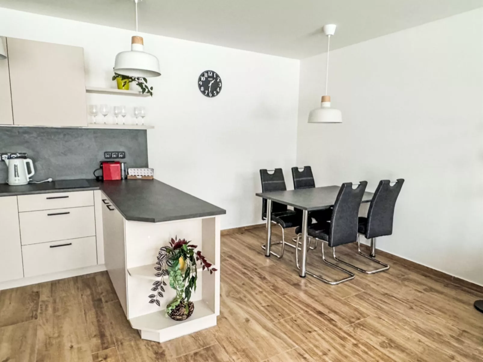 Ground Oasis with Terrace - Binnen