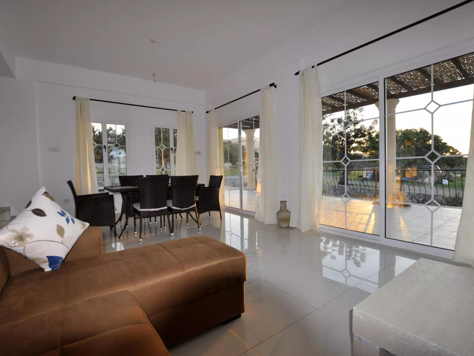 Ferienvilla mit Blick auf das Wasser - Image-tags.info