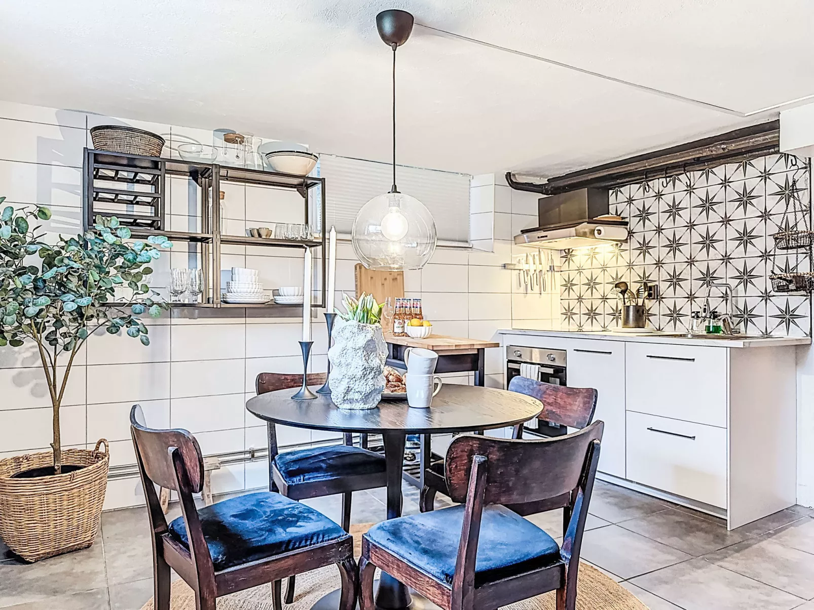 Vårhemsplatsen - Binnen