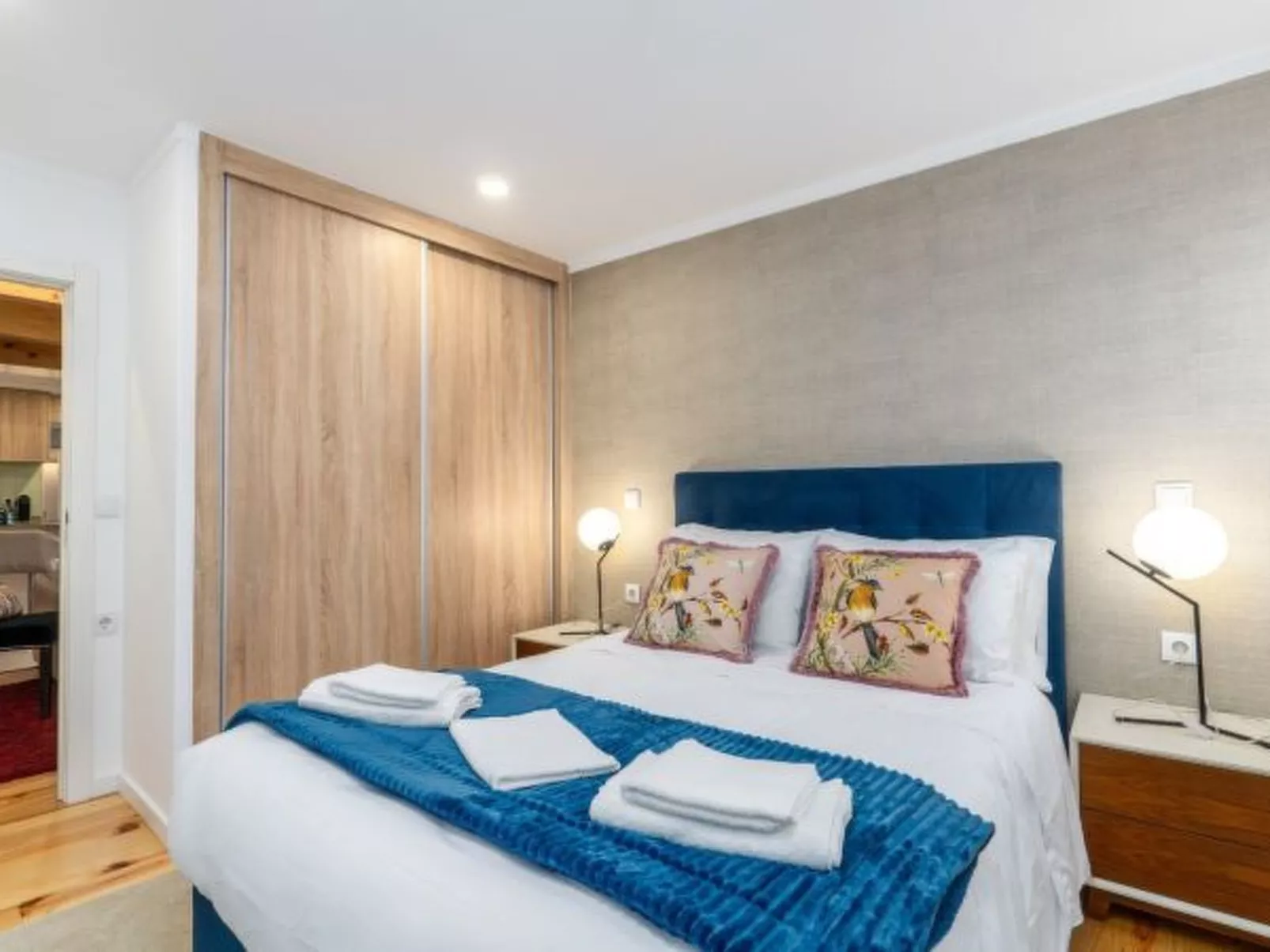 CITY CENTER COMFORT APARTMENT B by VACATIONY - Binnen