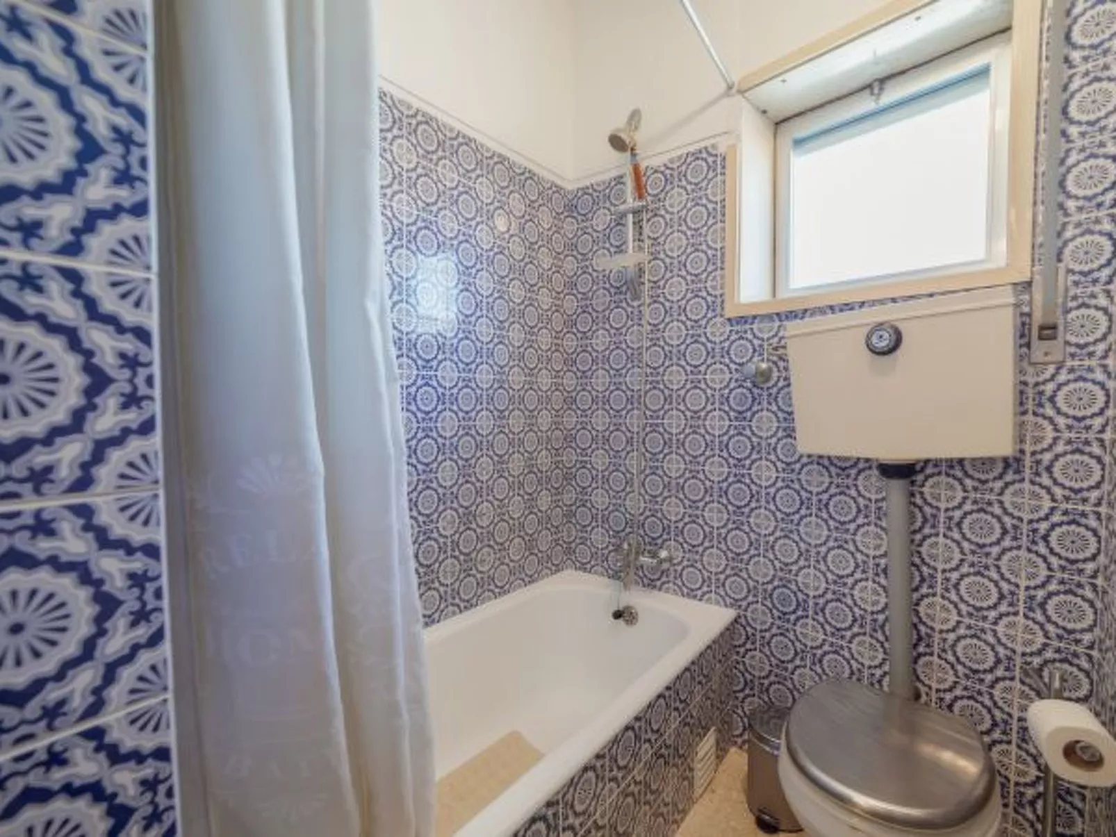 DOWNTOWN CLASSIC WITH TERRACE by VACATIONY - Binnen