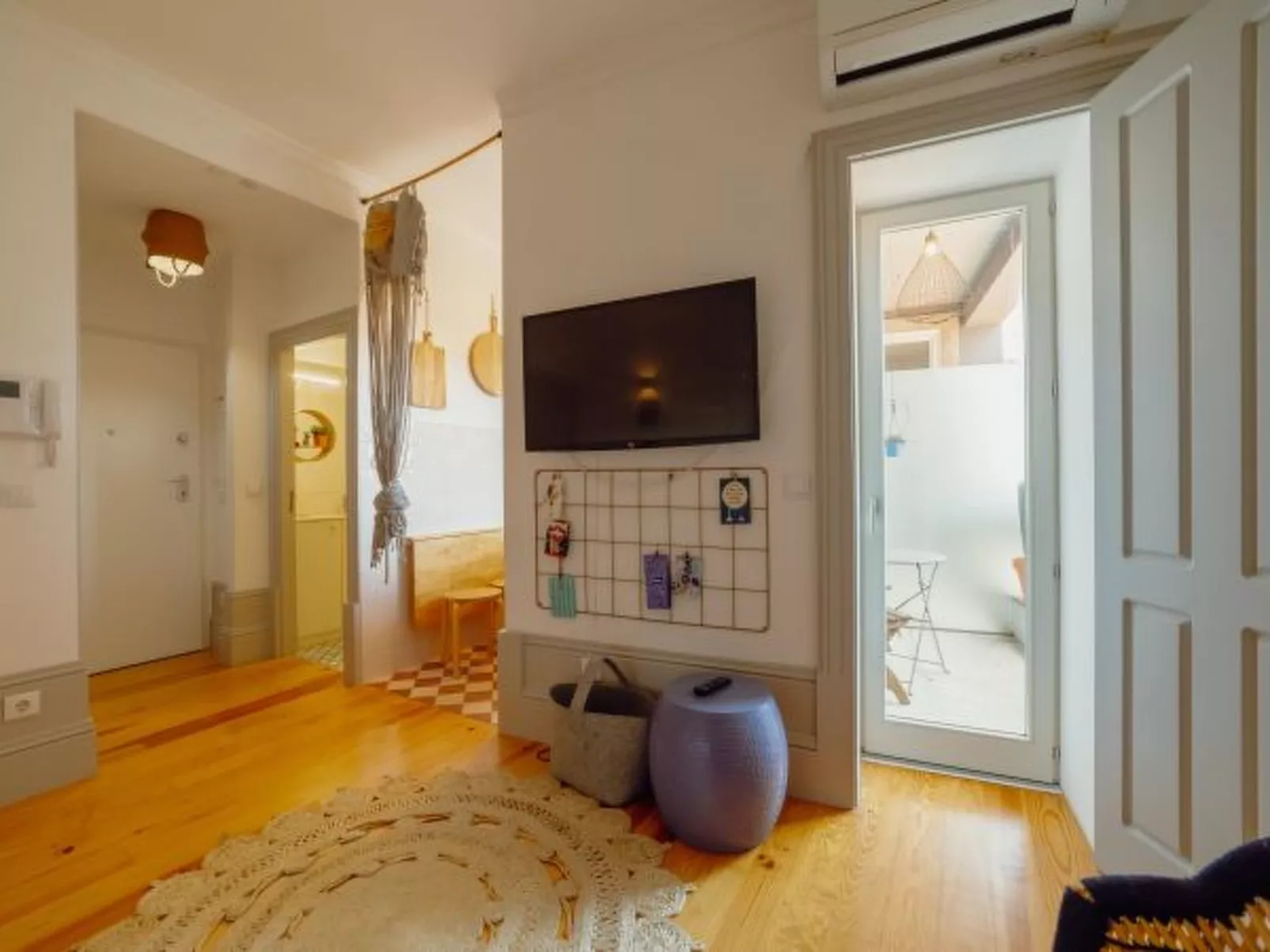 DOWNTOWN MODERN STUDIO with TERRACE by VACATIONY - Binnen