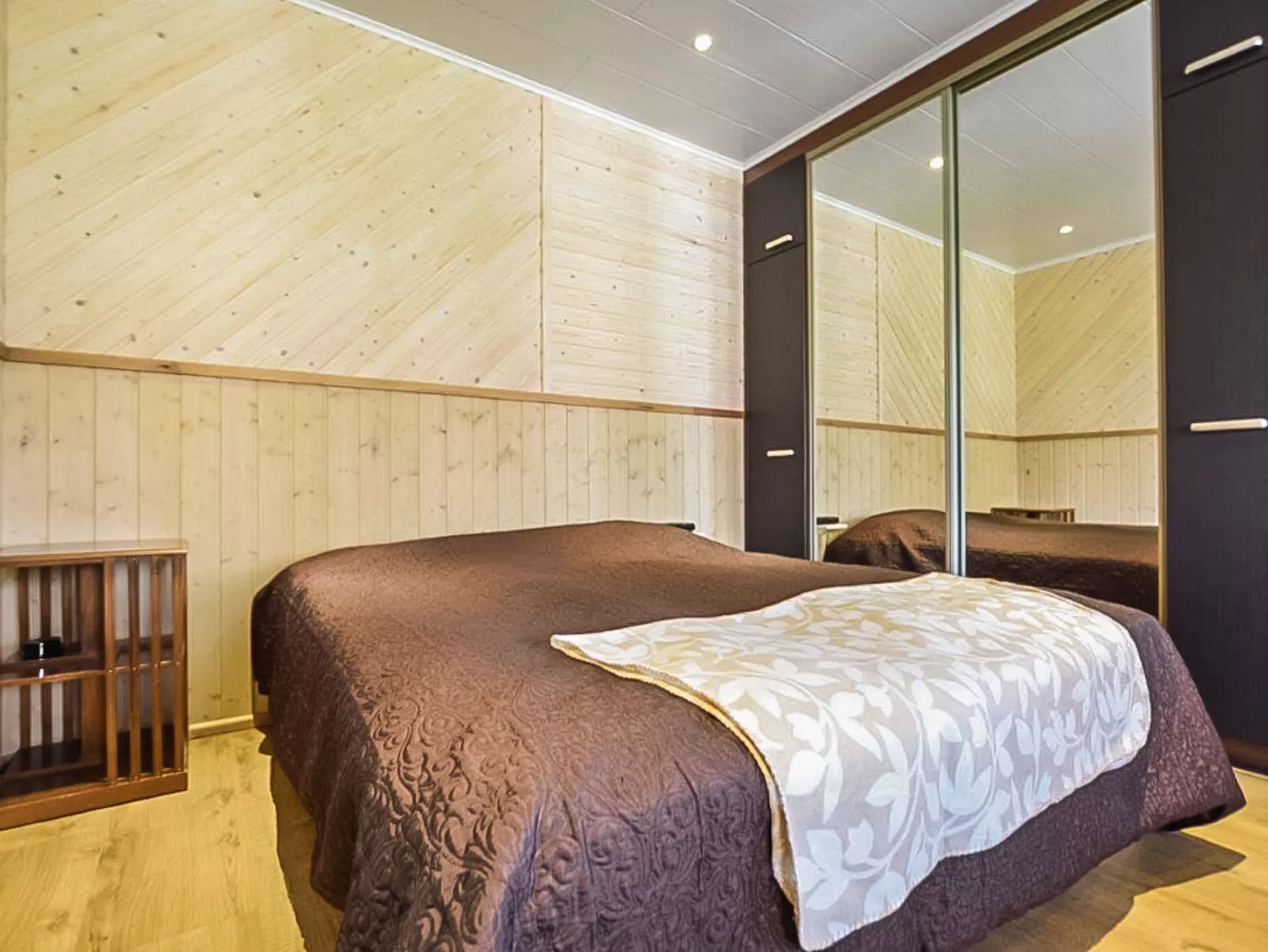 Lepovalkeinen - Binnen