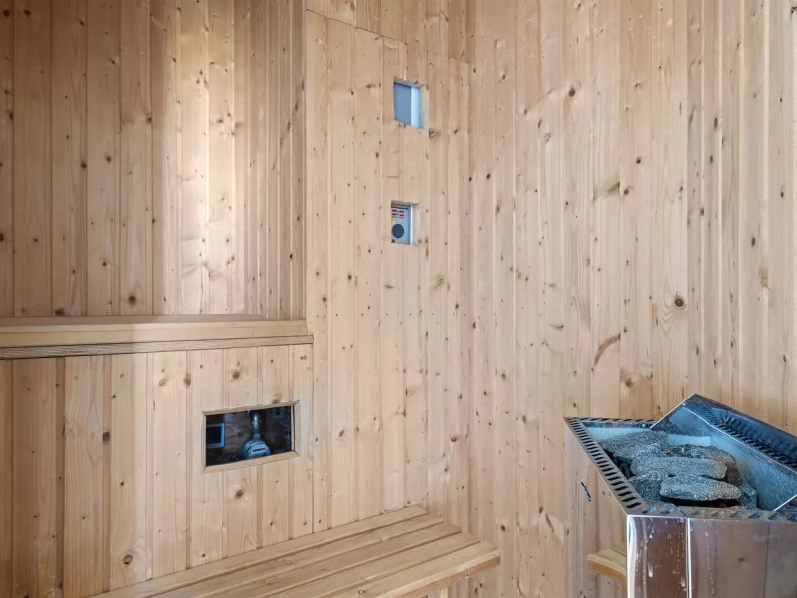 "Mildred" - 400m from the sea - Binnen