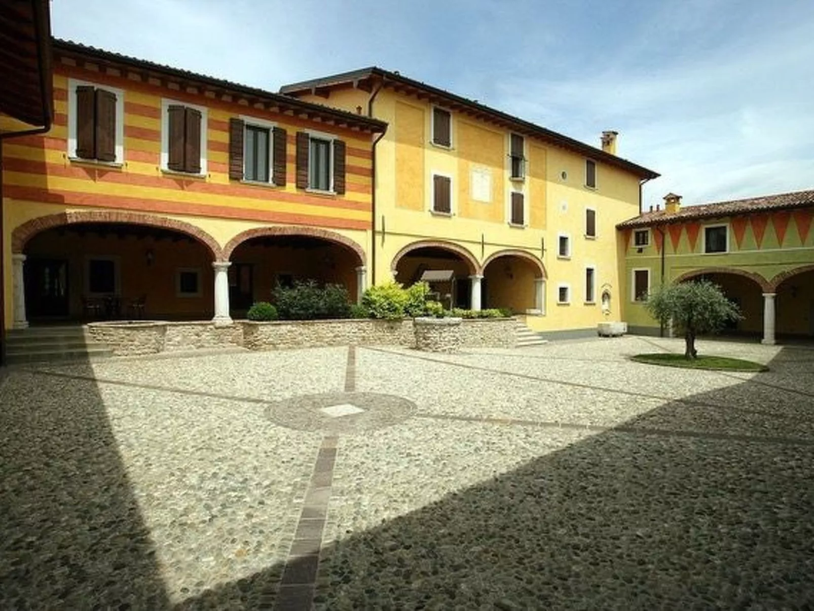 Gelbes Zimmer - Buiten