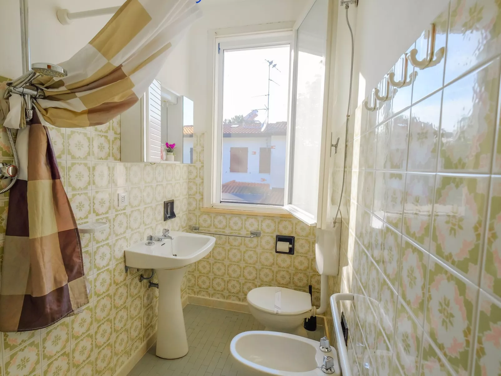 Cottage mit großem Garten, Klima, 6 Gäste - Binnen