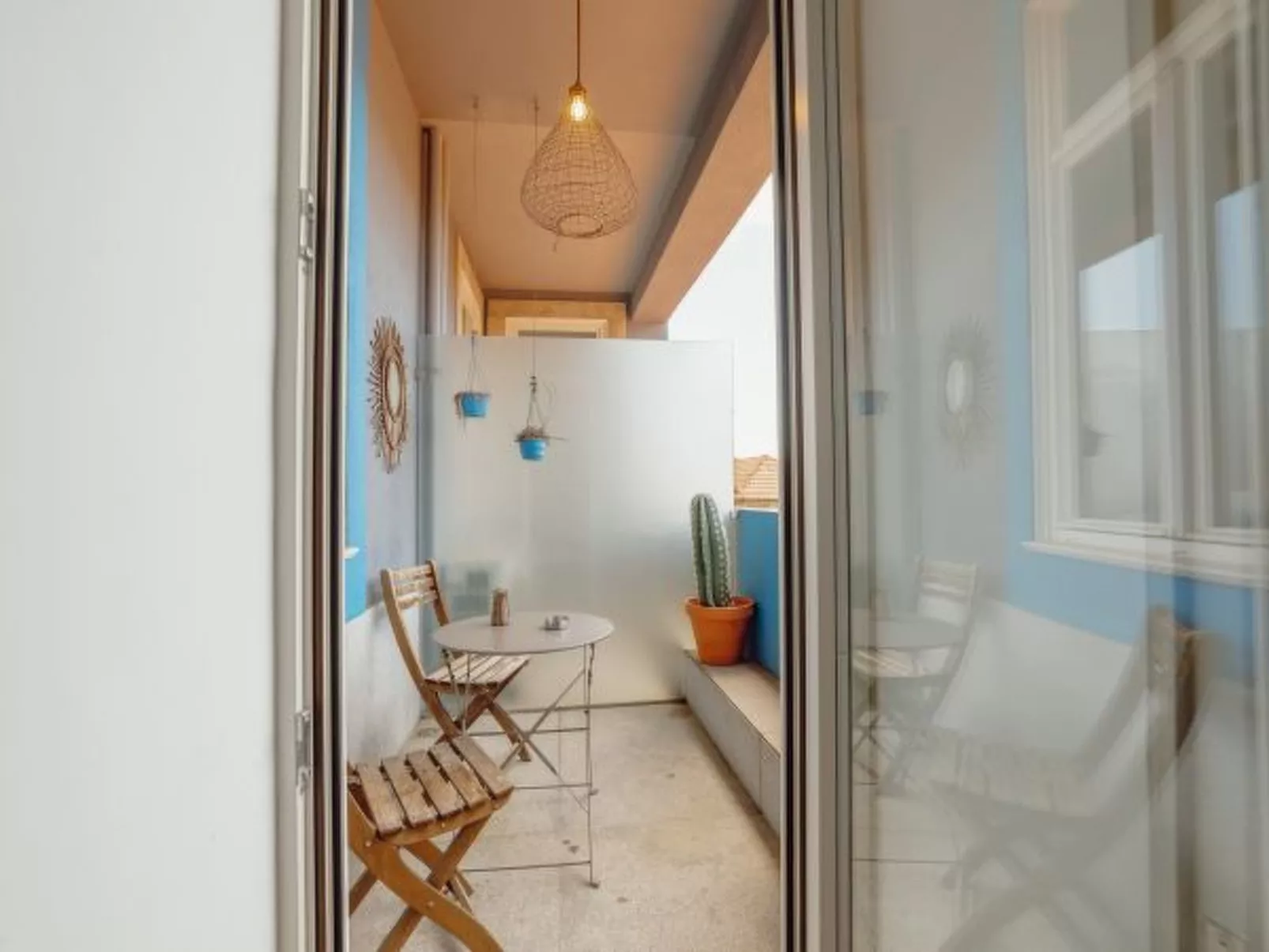 DOWNTOWN MODERN STUDIO with TERRACE by VACATIONY - Binnen