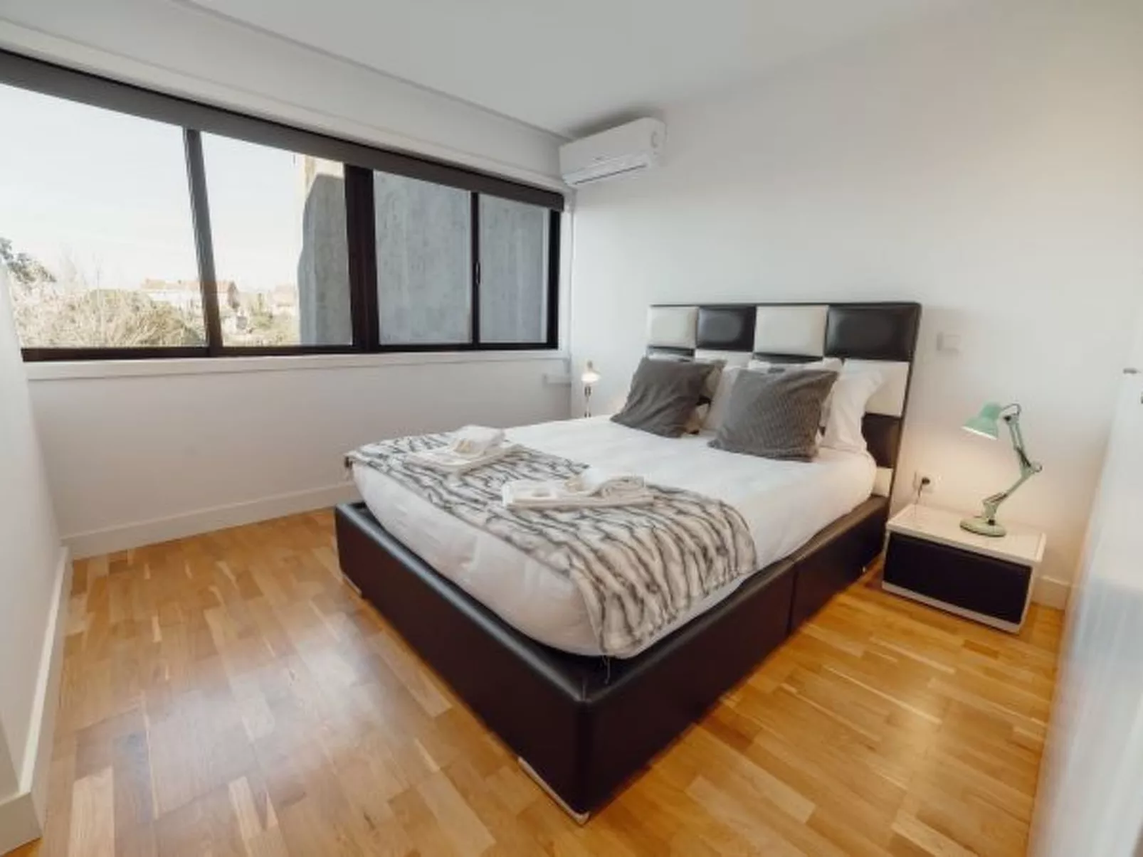 DOWNTOWN STYLISH APARTMENT & GARAGE by VACATIONY - Binnen