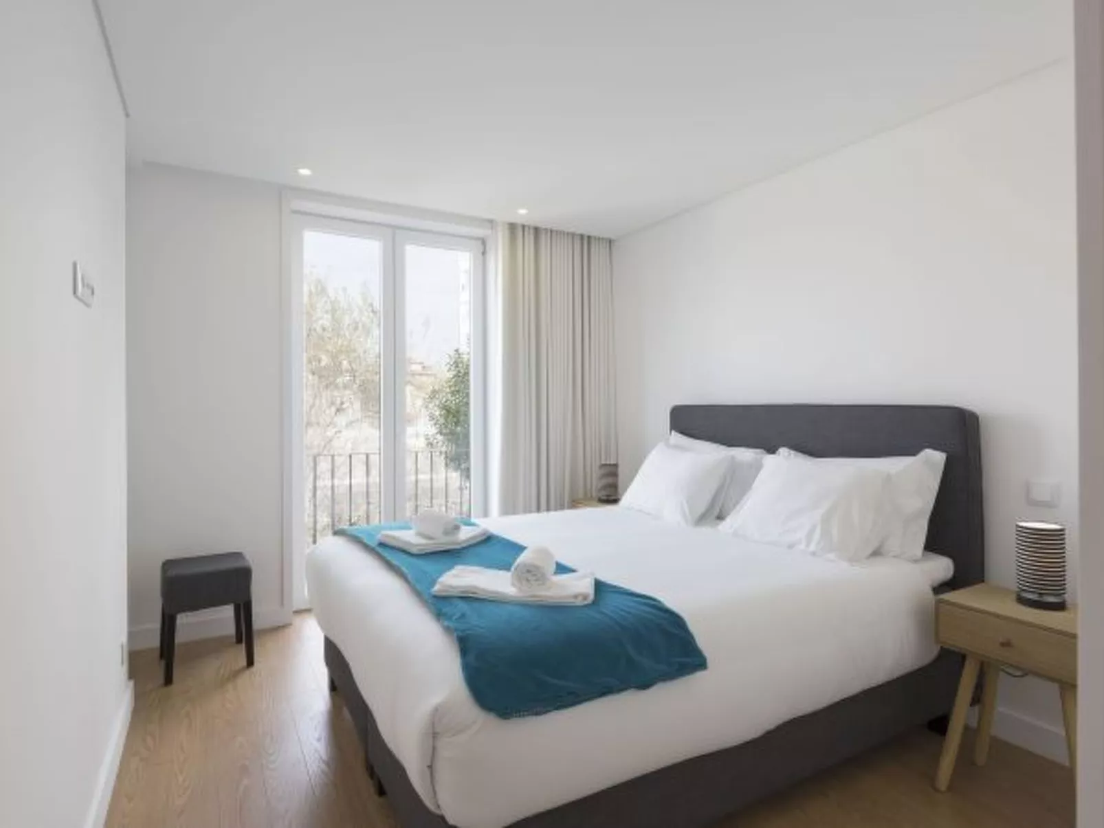 DOWNTOWN BRIGHT & BALCONY APARTMENT by VACATIONY - Binnen