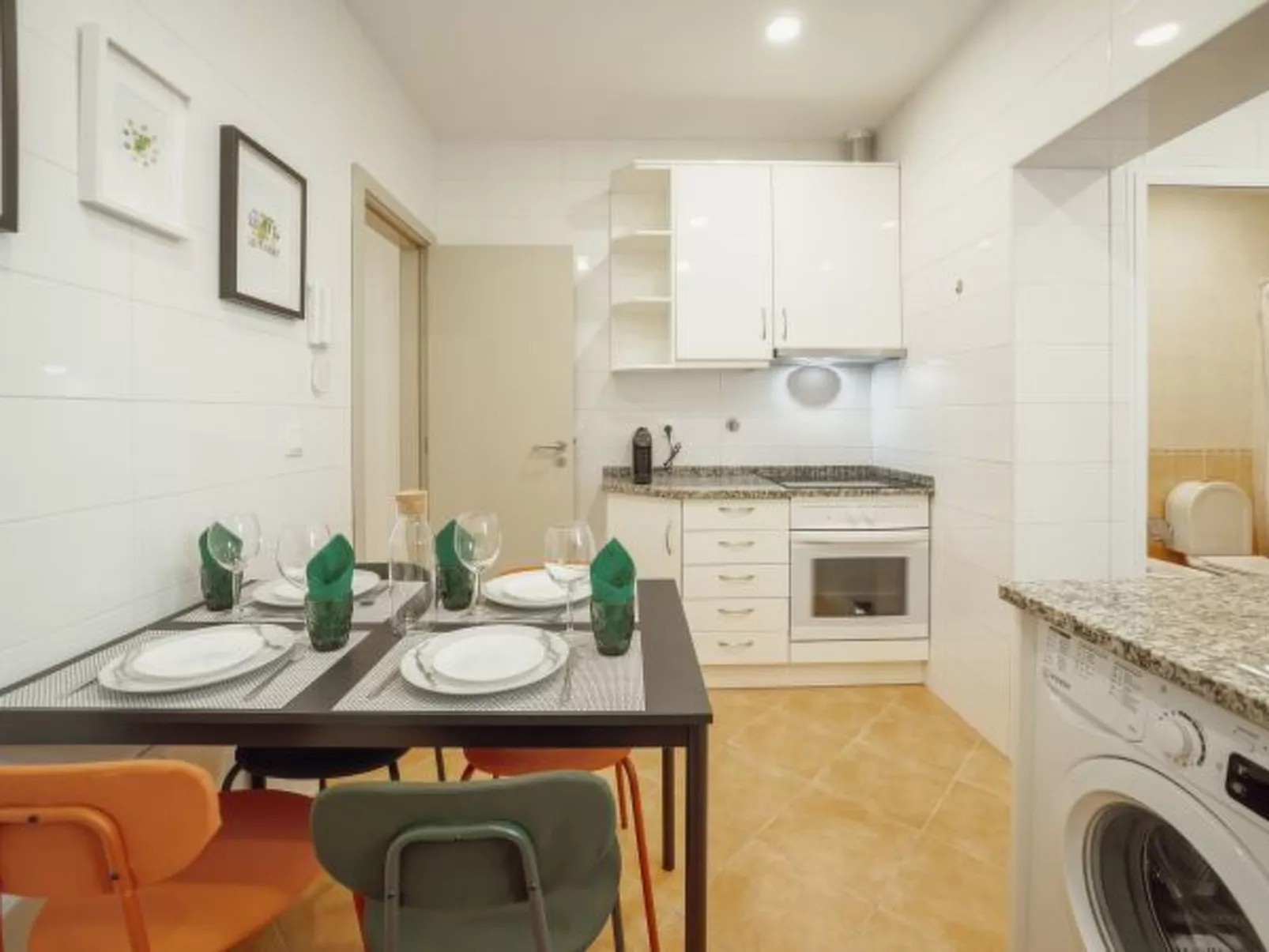 CITY CENTER COMFORT APARTMENT A by VACATIONY - Binnen