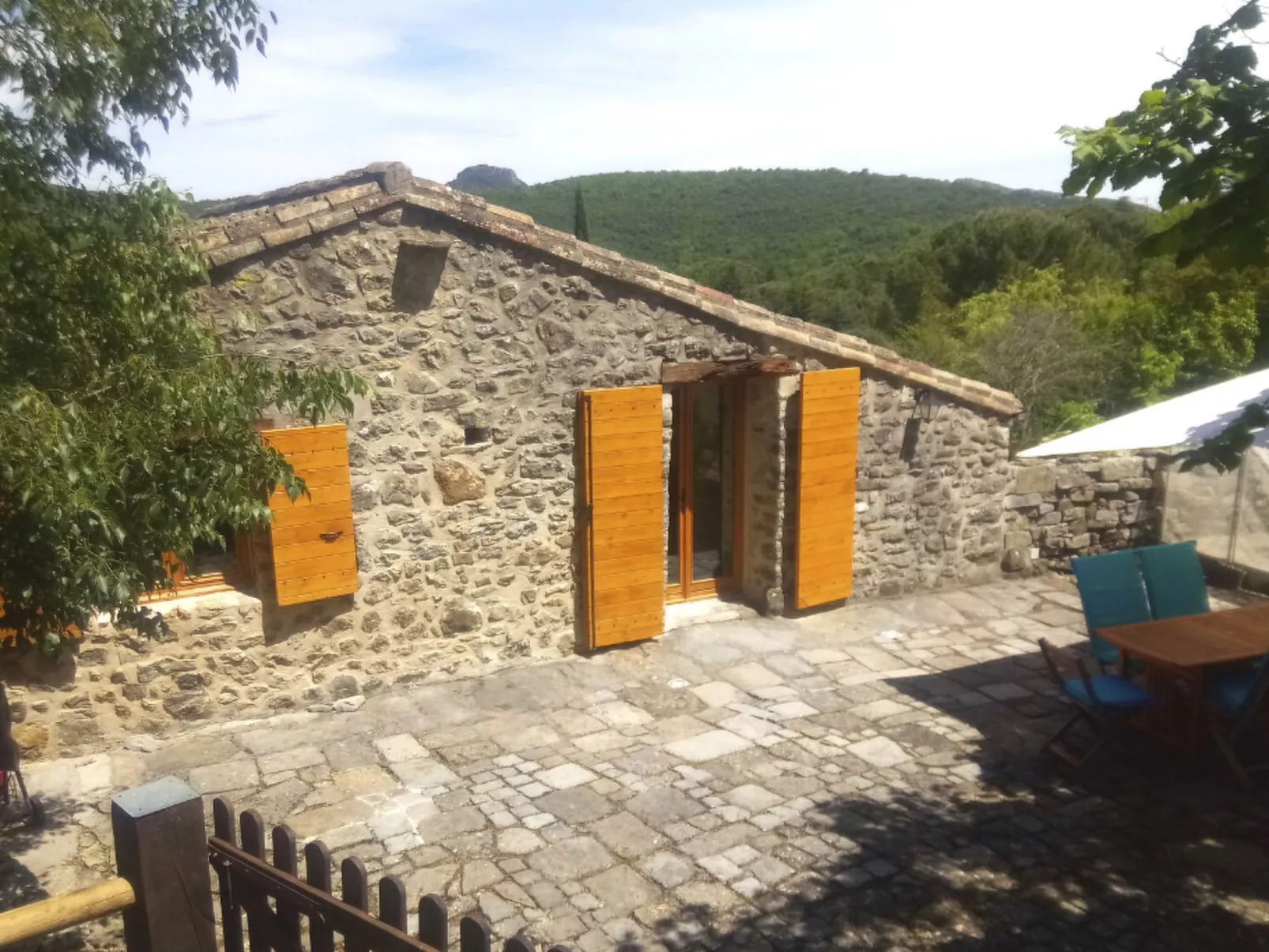 "Gîte La Calade" mit Pool - Buiten