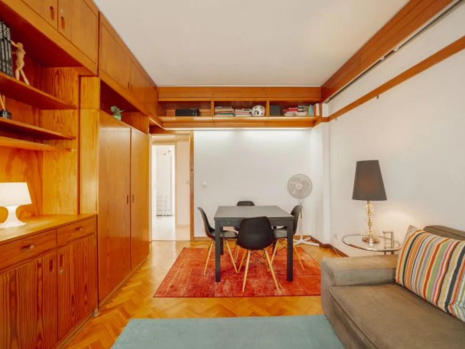 DOWNTOWN CLASSIC WITH TERRACE by VACATIONY - Binnen