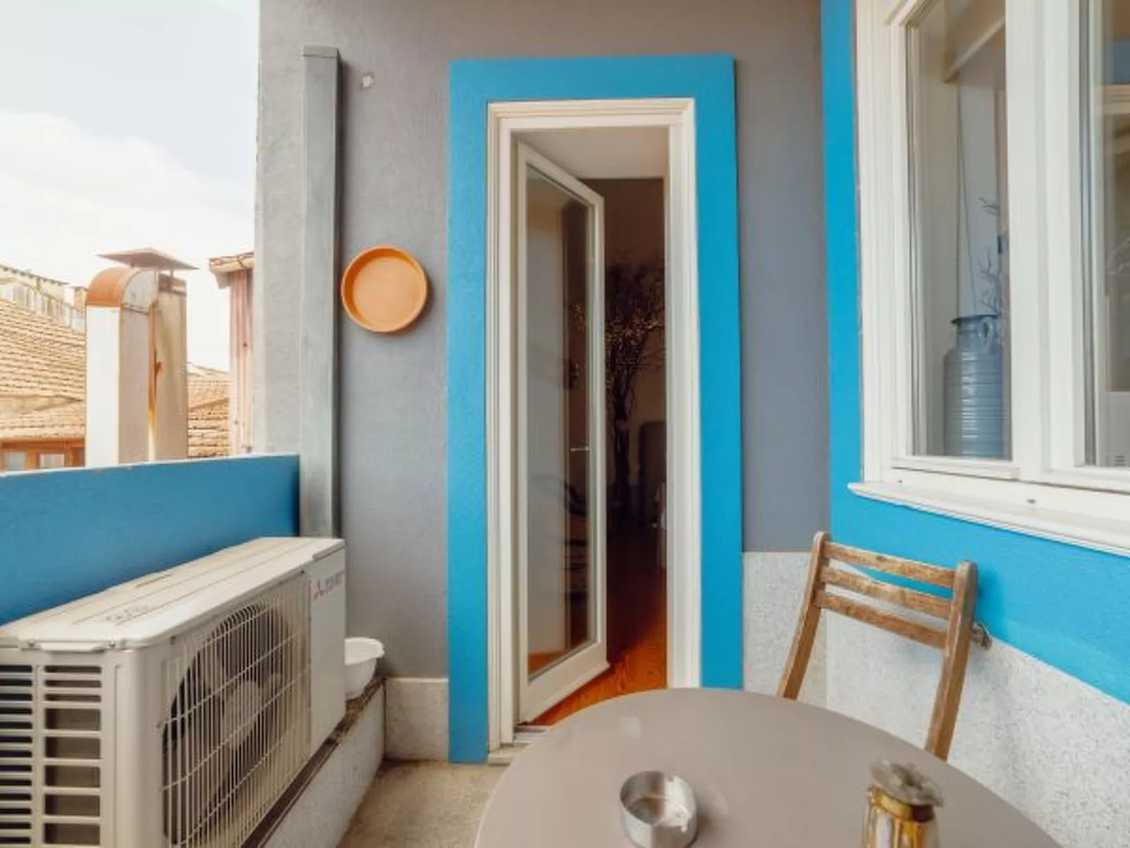 DOWNTOWN MODERN STUDIO with TERRACE by VACATIONY - Buiten