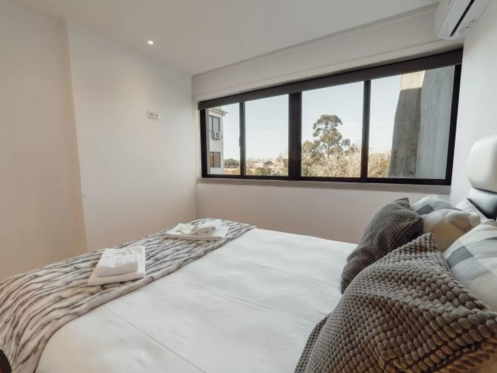 DOWNTOWN STYLISH APARTMENT & GARAGE by VACATIONY - Binnen