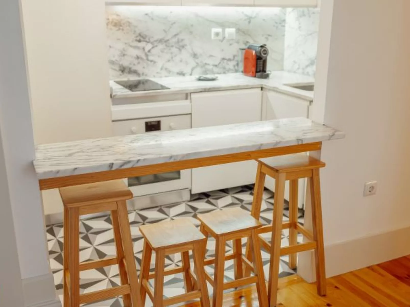 DOWNTOWN CHARMING by VACATIONY - Binnen